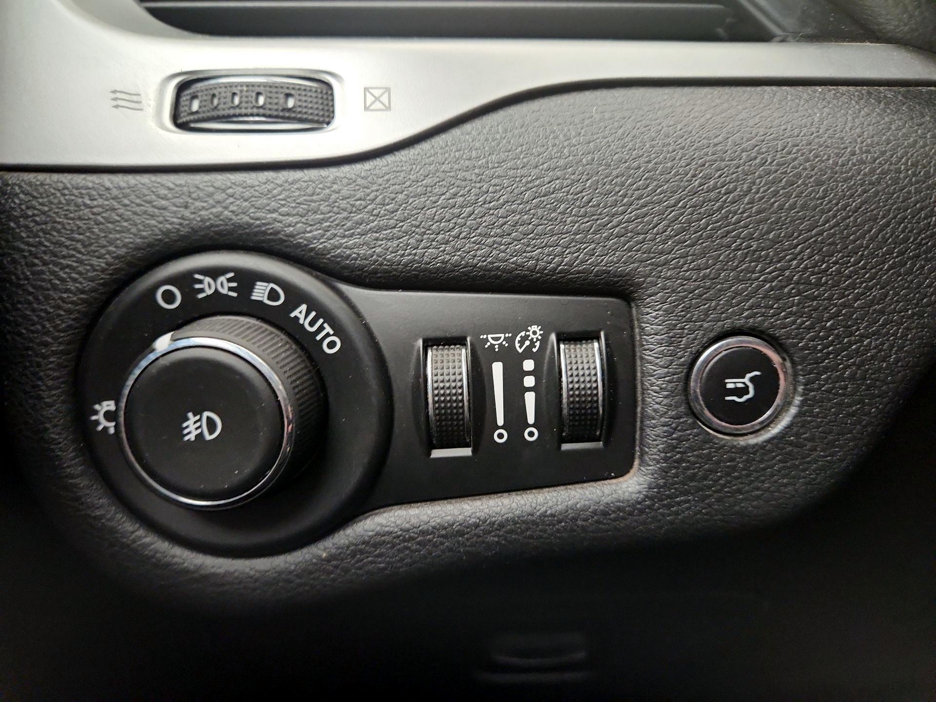 Thumbnail: 2015 Jeep Cherokee - 13