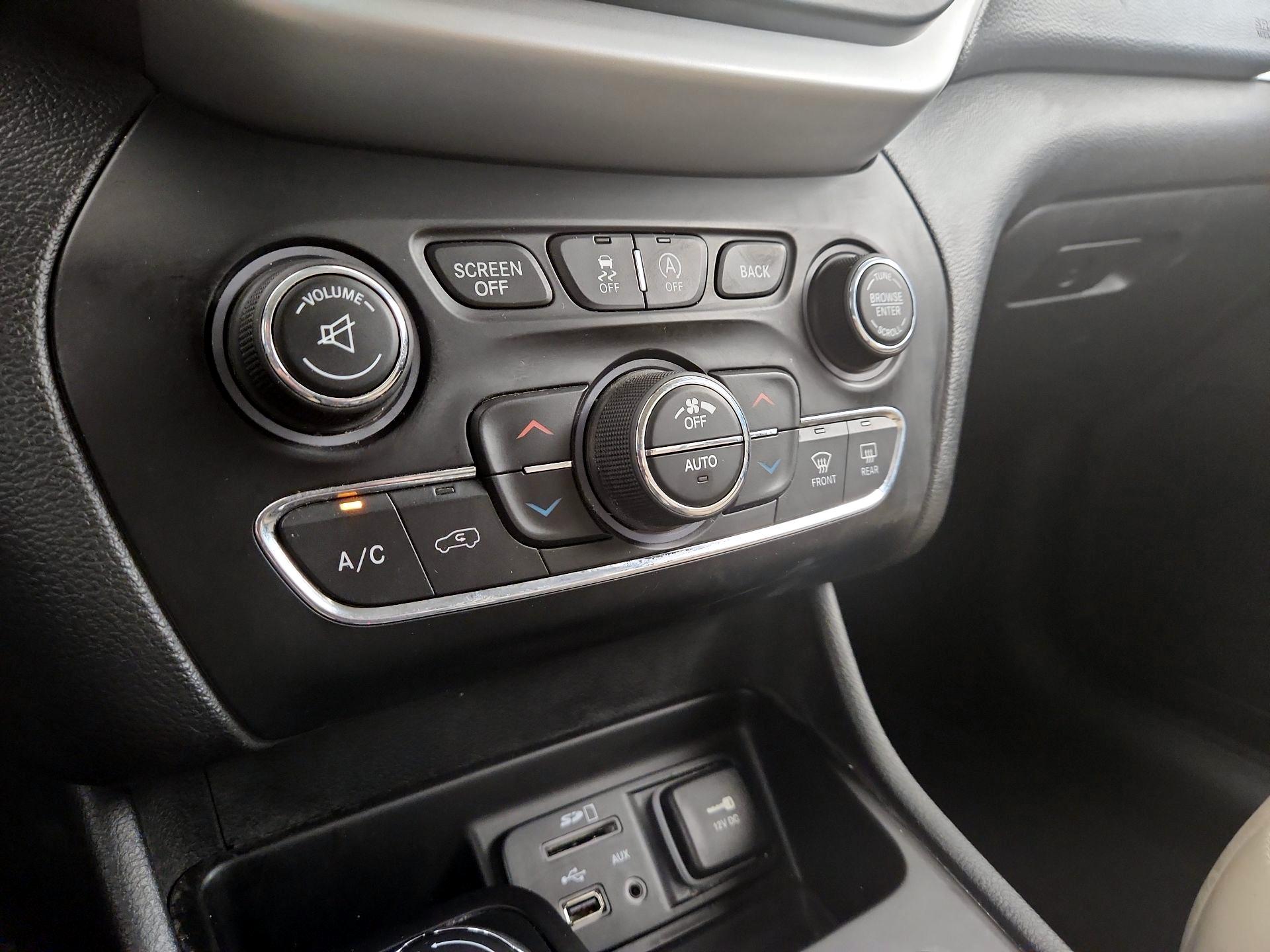 Thumbnail: 2015 Jeep Cherokee - 17