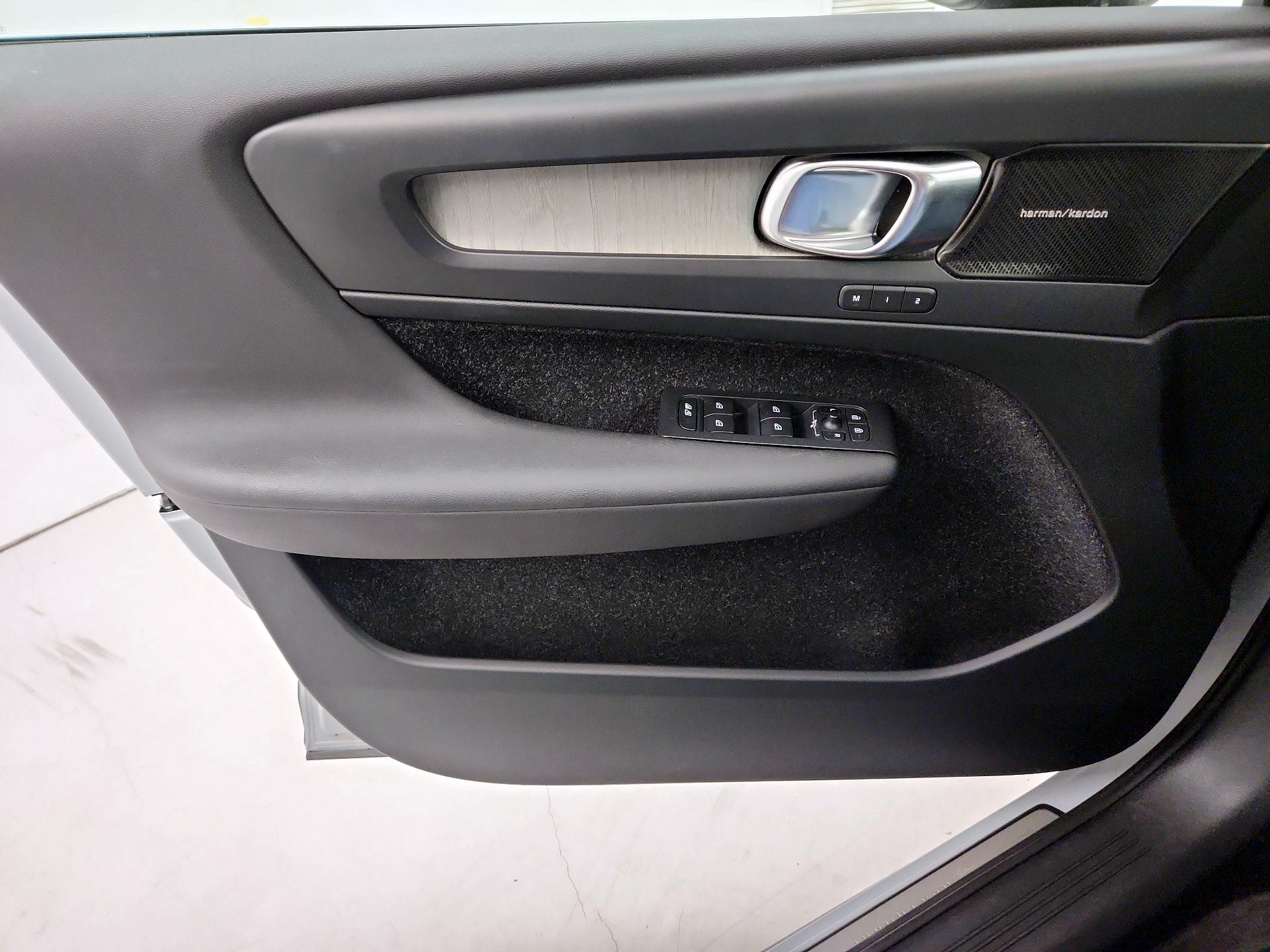Thumbnail: 2020 Volvo XC40 - 12