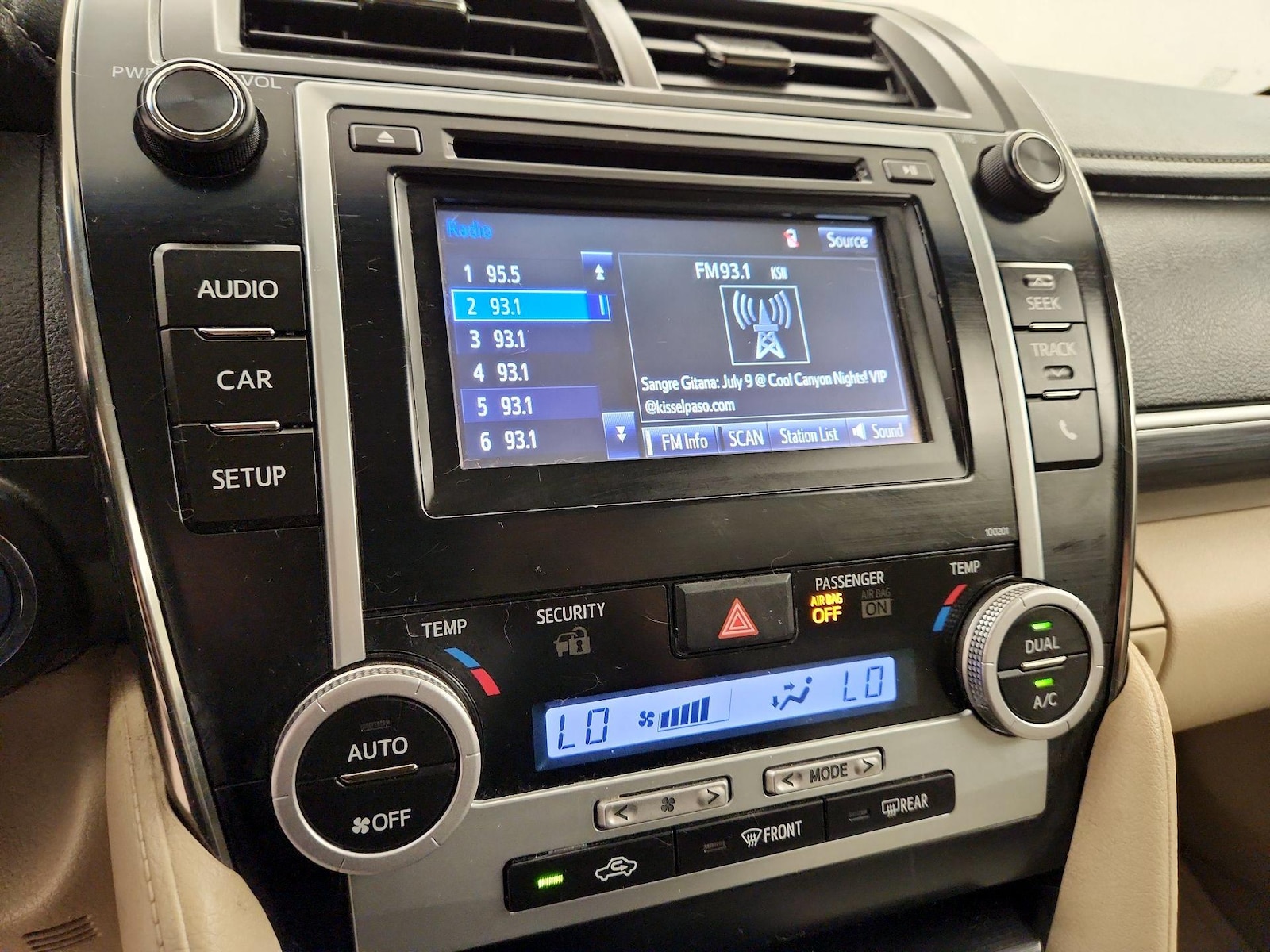 2014 Toyota Camry XLE Hybrid - Photo 17