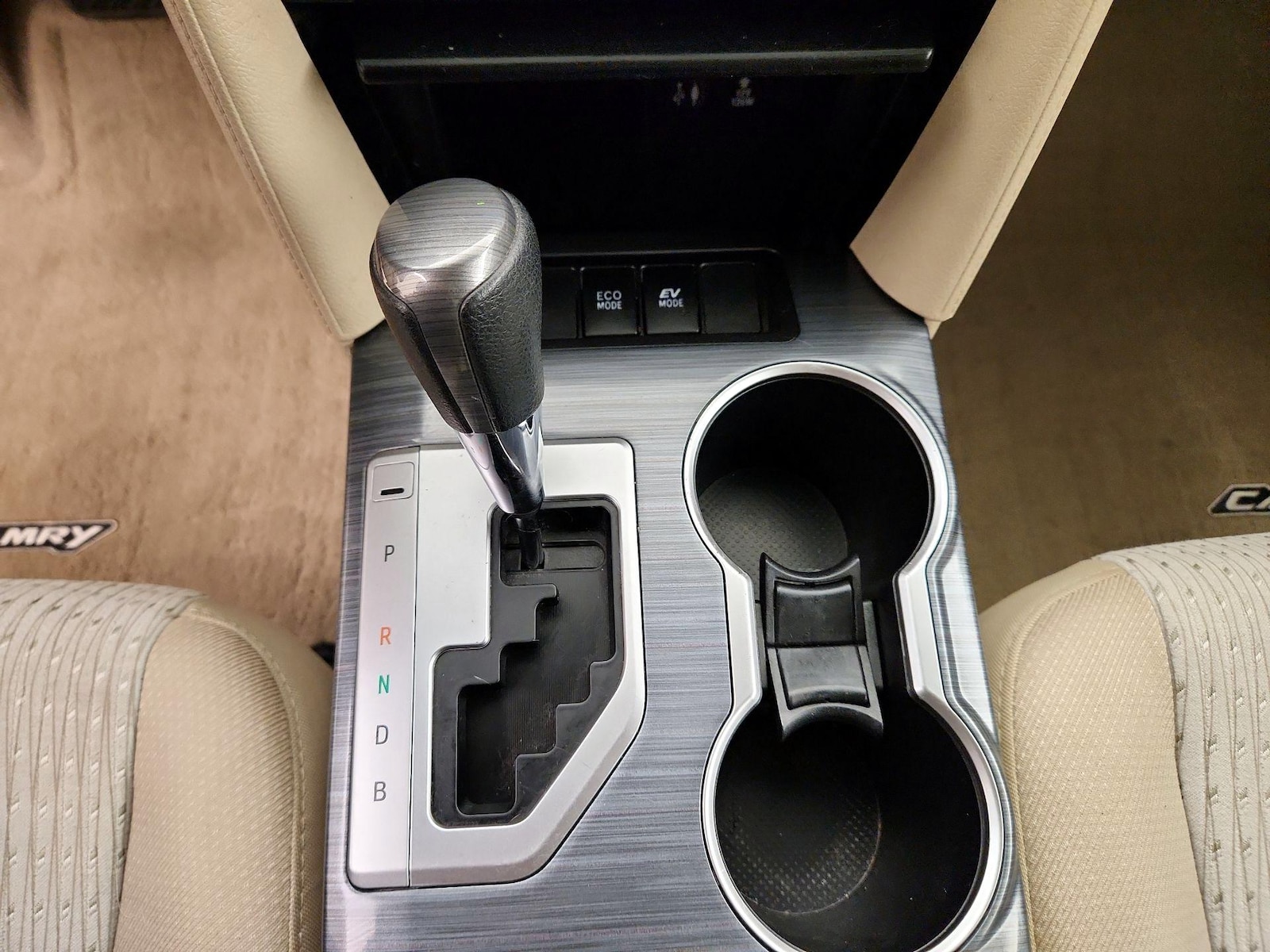 2014 Toyota Camry XLE Hybrid - Photo 18