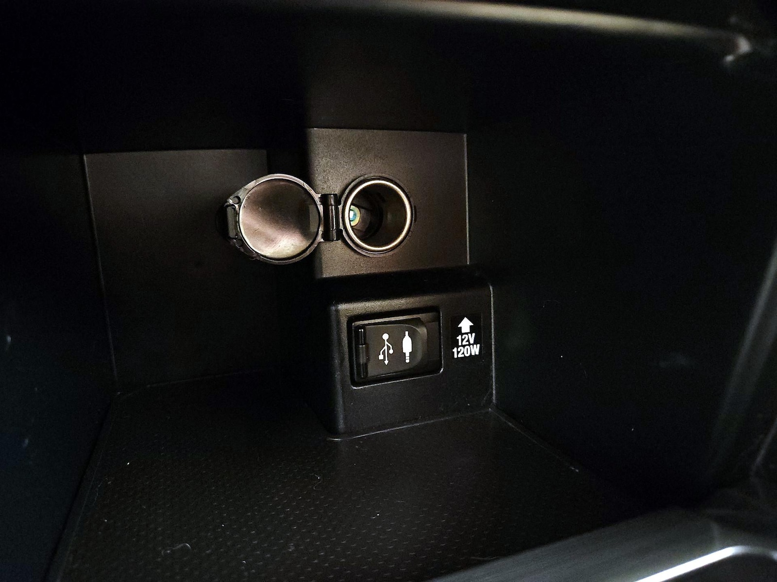 2014 Toyota Camry XLE Hybrid - Photo 19