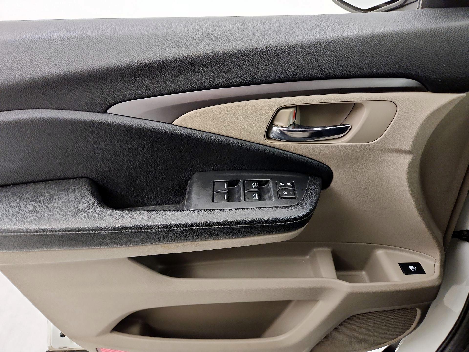 Thumbnail: 2016 Honda Pilot - 12