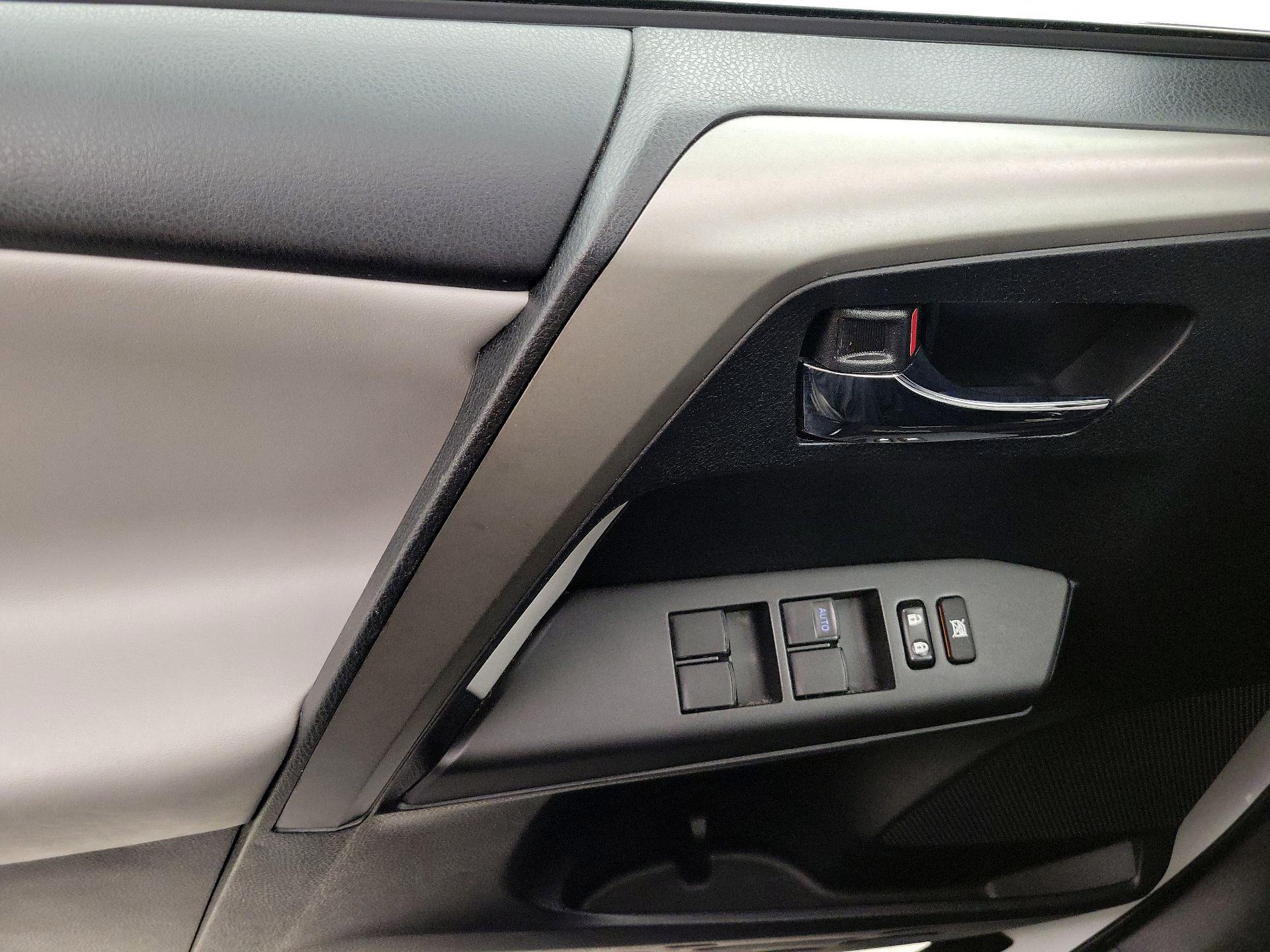 Thumbnail: 2018 Toyota RAV4 - 12