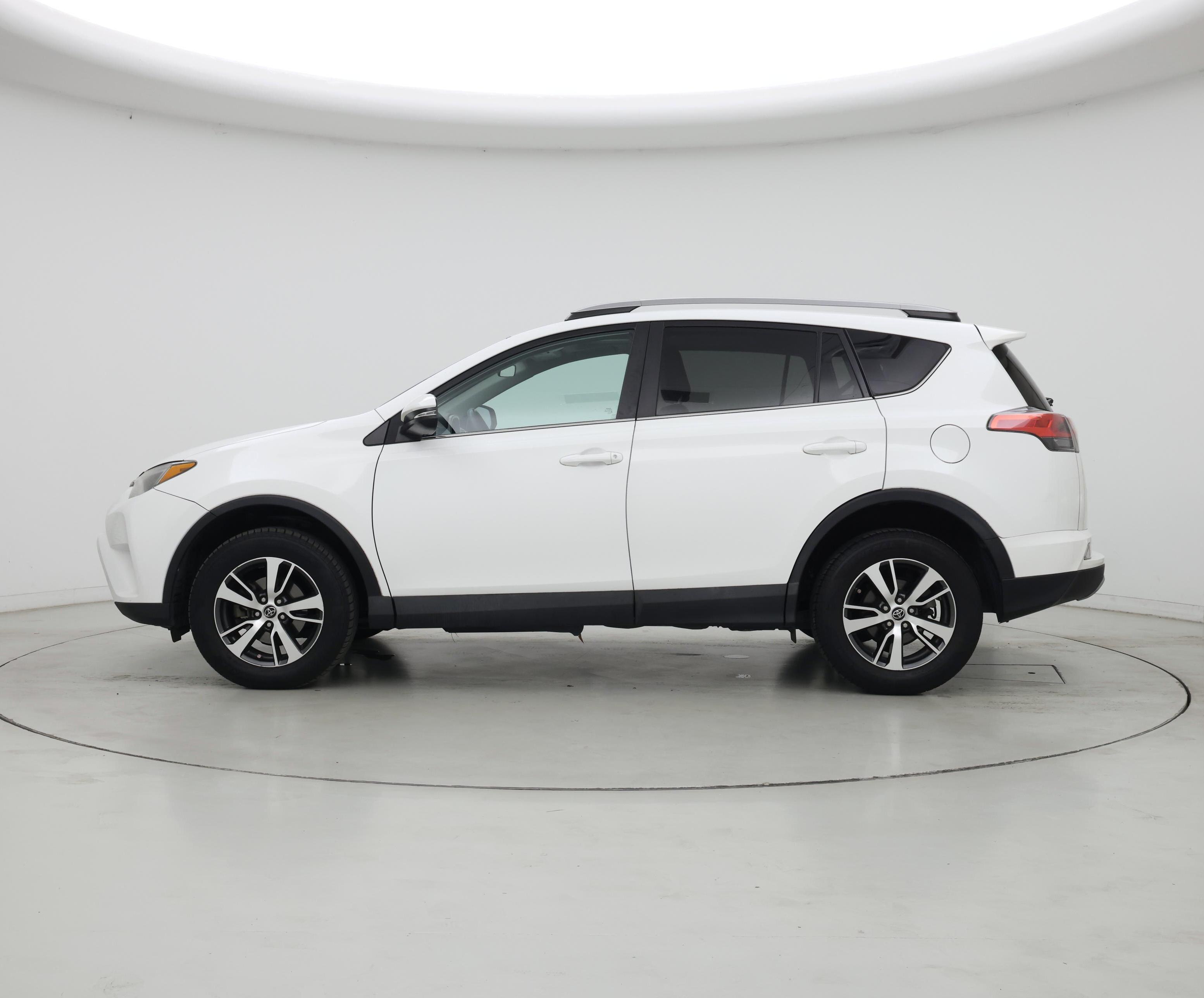 Thumbnail: 2018 Toyota RAV4 - 3