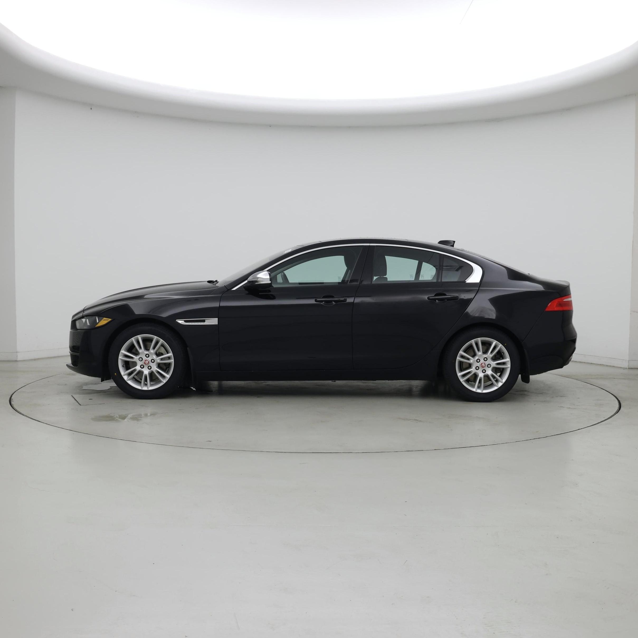 Thumbnail: 2017 Jaguar XE - 3