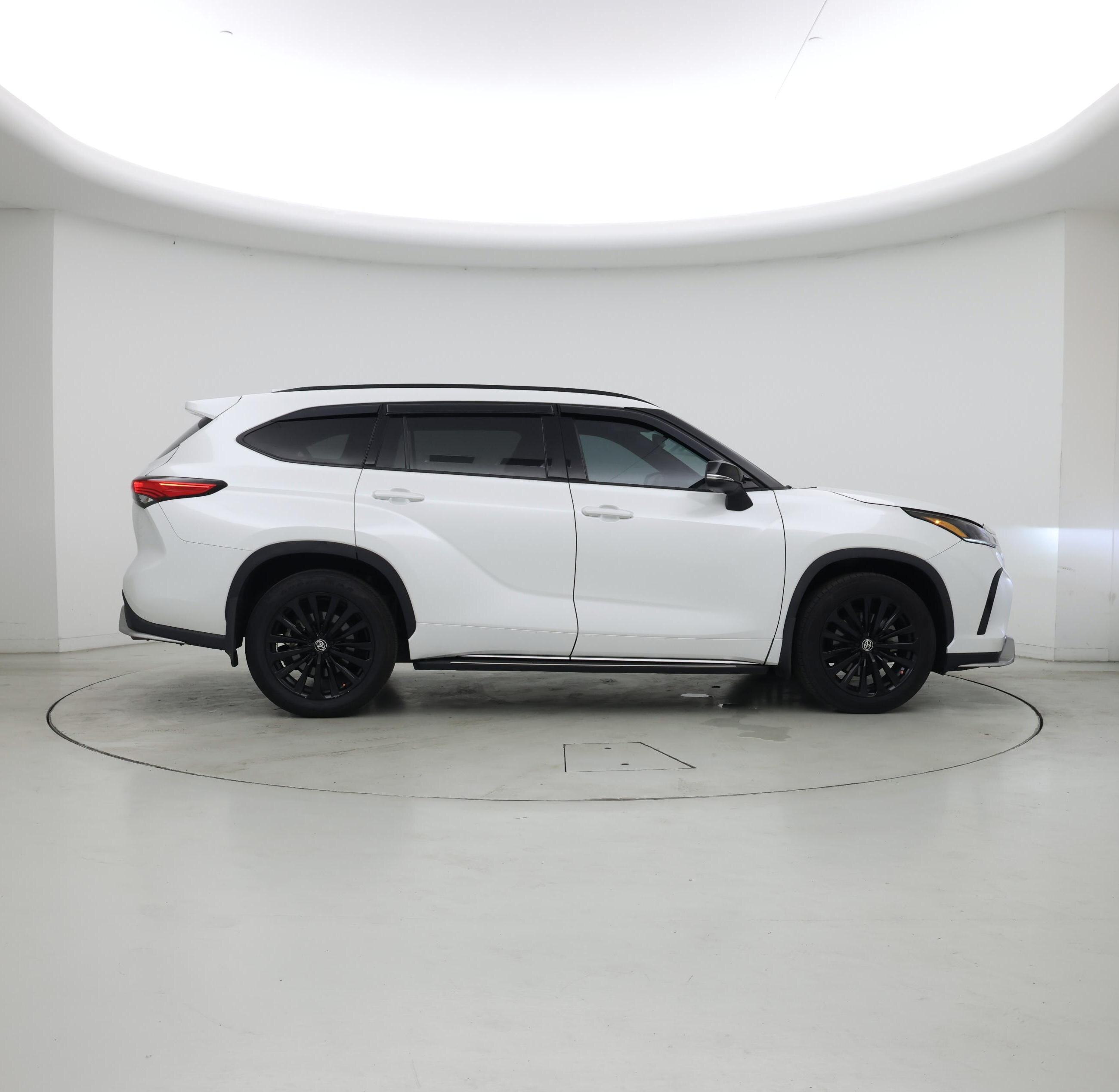Thumbnail: 2023 Toyota Highlander - 7