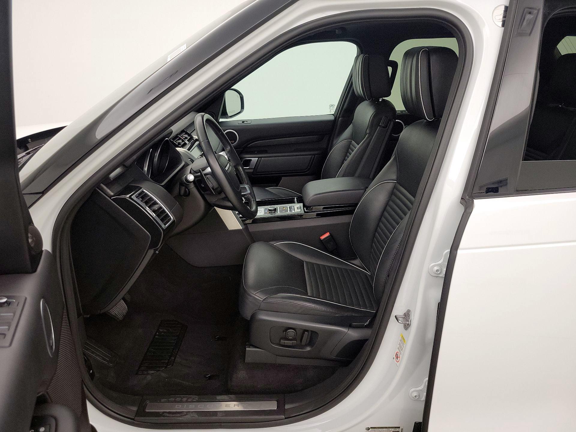 Thumbnail: 2017 Land Rover Discovery - 11