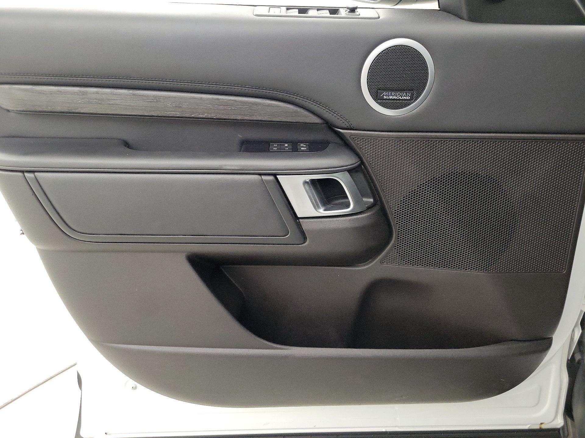 Thumbnail: 2017 Land Rover Discovery - 12