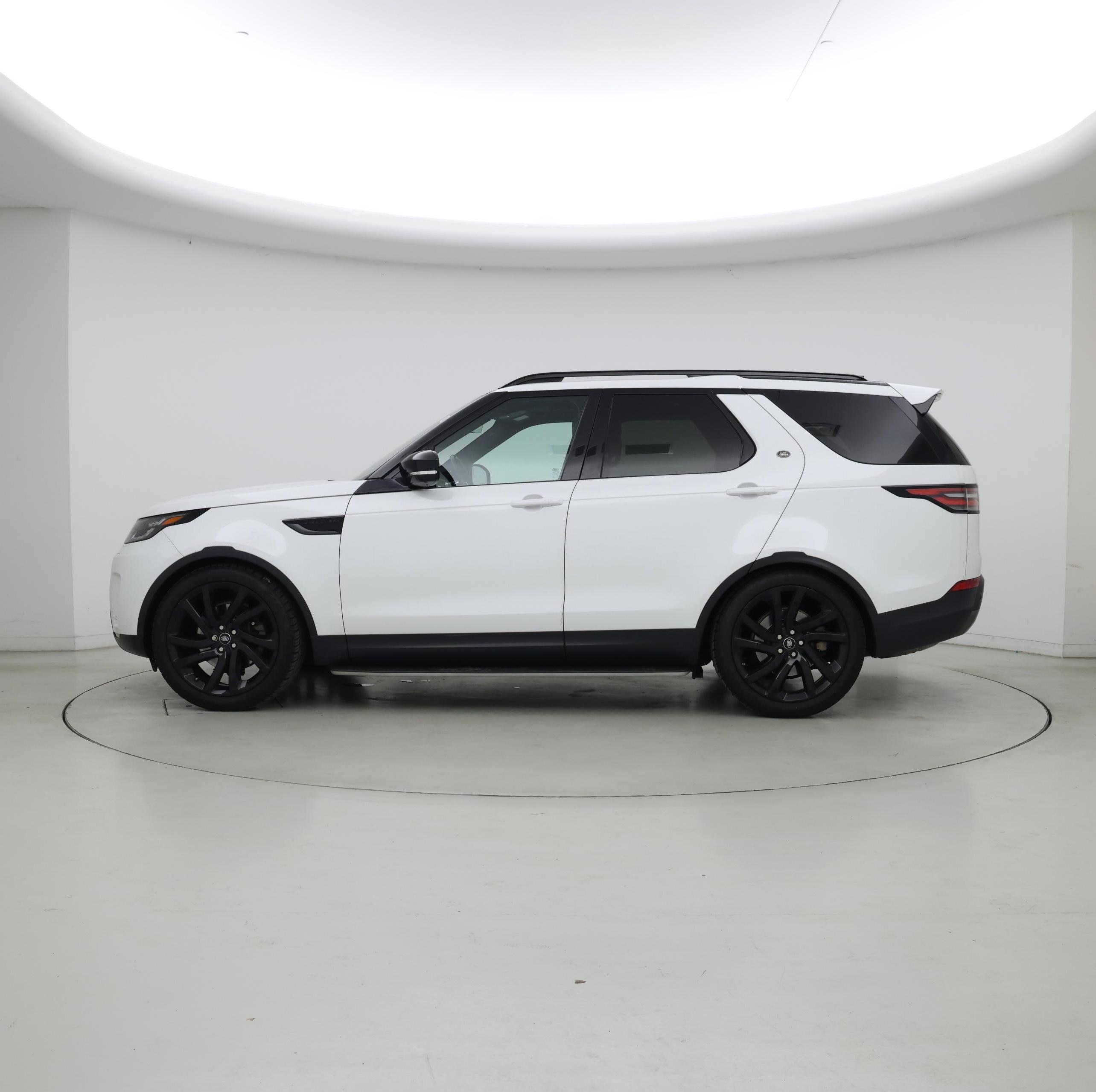 Thumbnail: 2017 Land Rover Discovery - 3