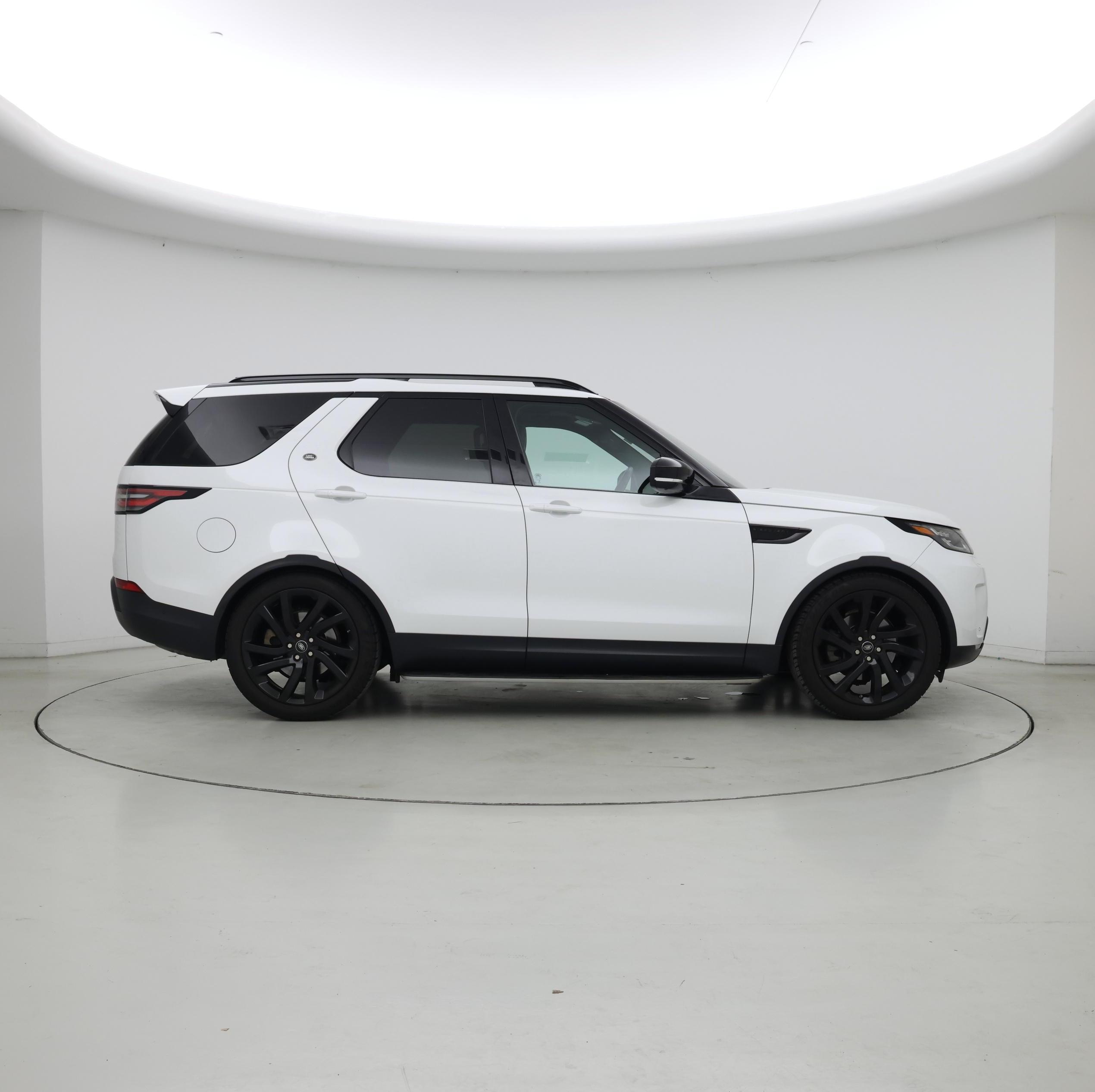 Thumbnail: 2017 Land Rover Discovery - 7