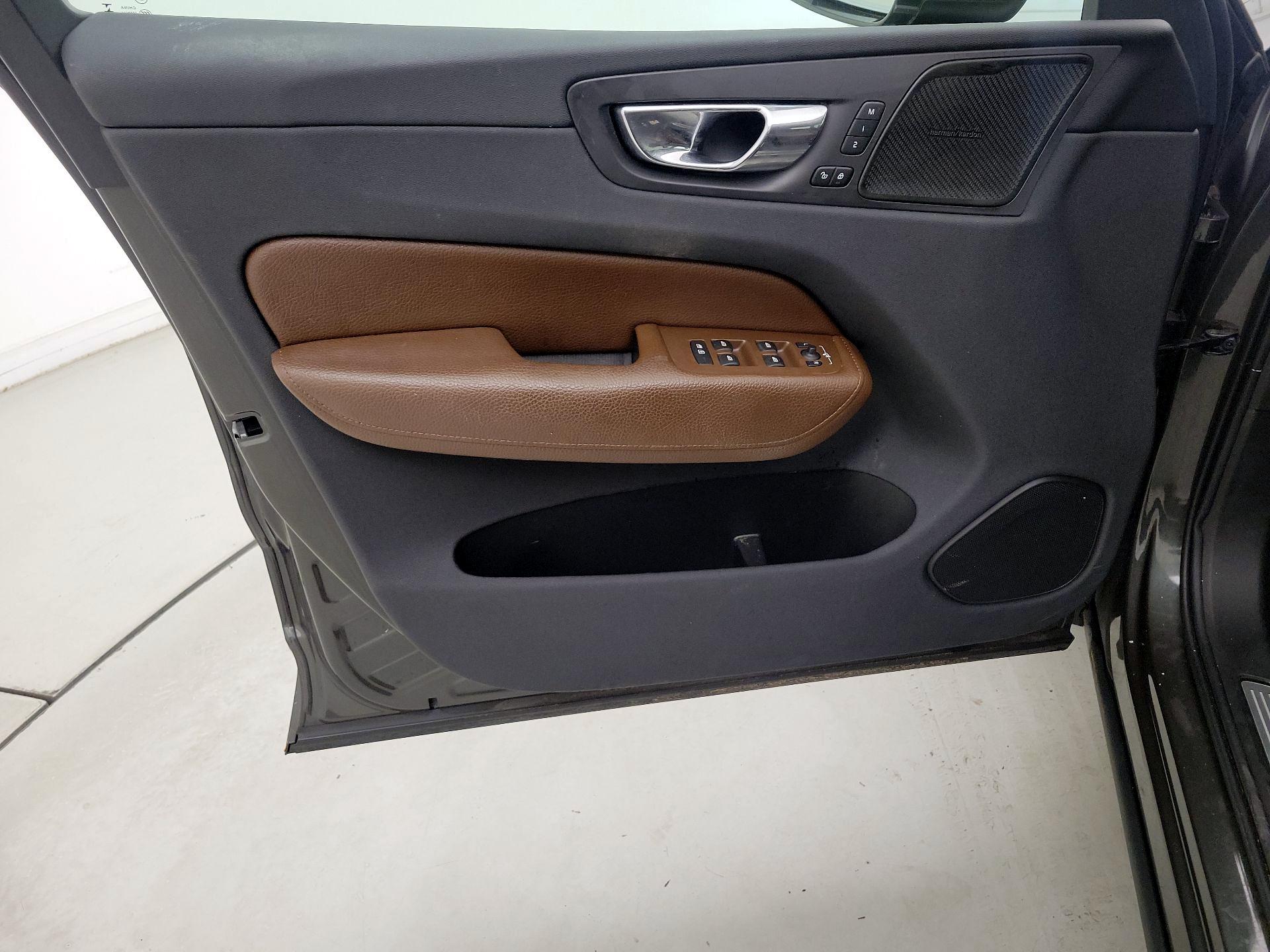 Thumbnail: 2019 Volvo XC60 - 12