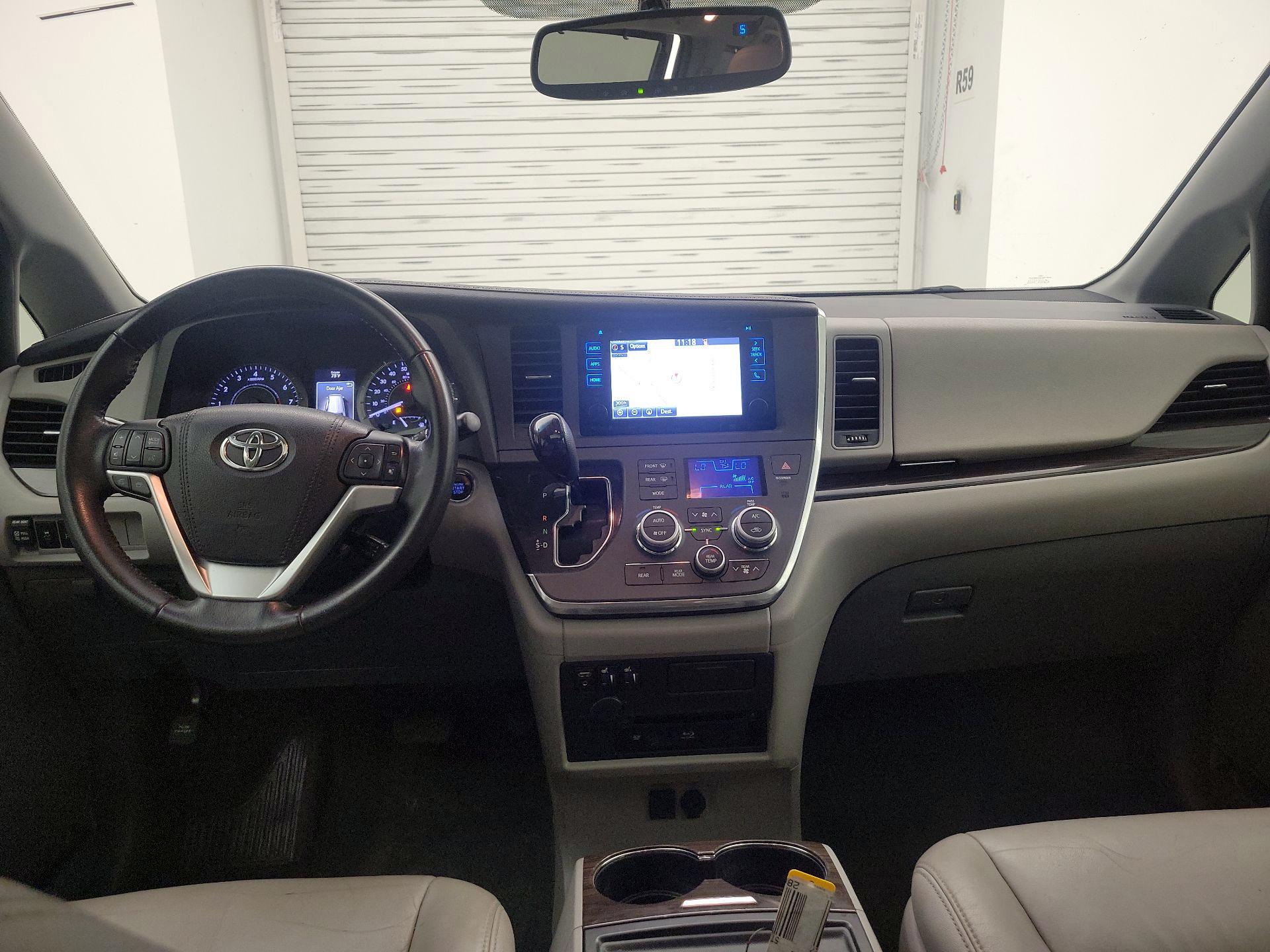 Thumbnail: 2016 Toyota Sienna - 9