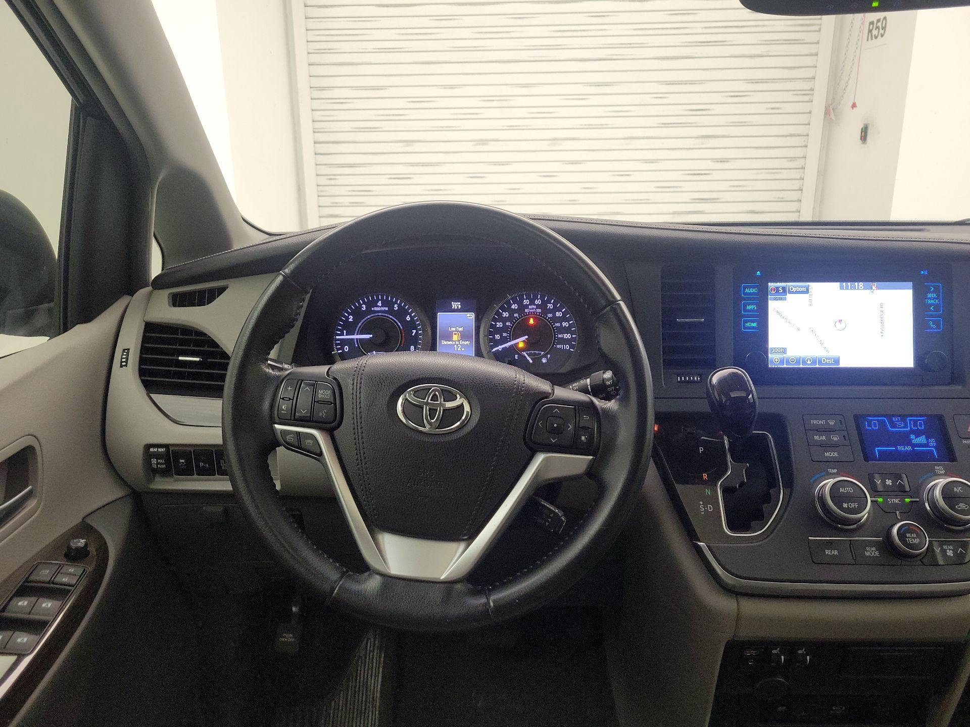 Thumbnail: 2016 Toyota Sienna - 10