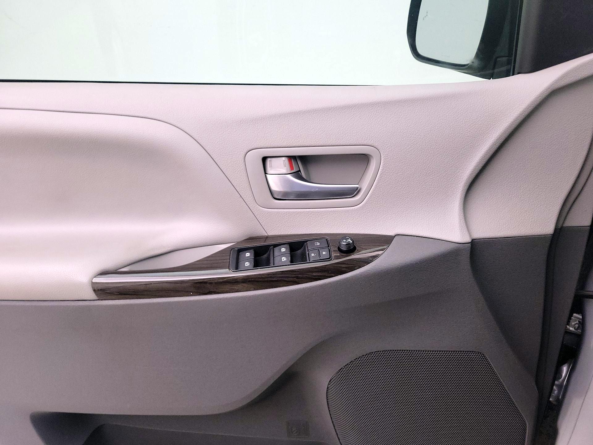 Thumbnail: 2016 Toyota Sienna - 12