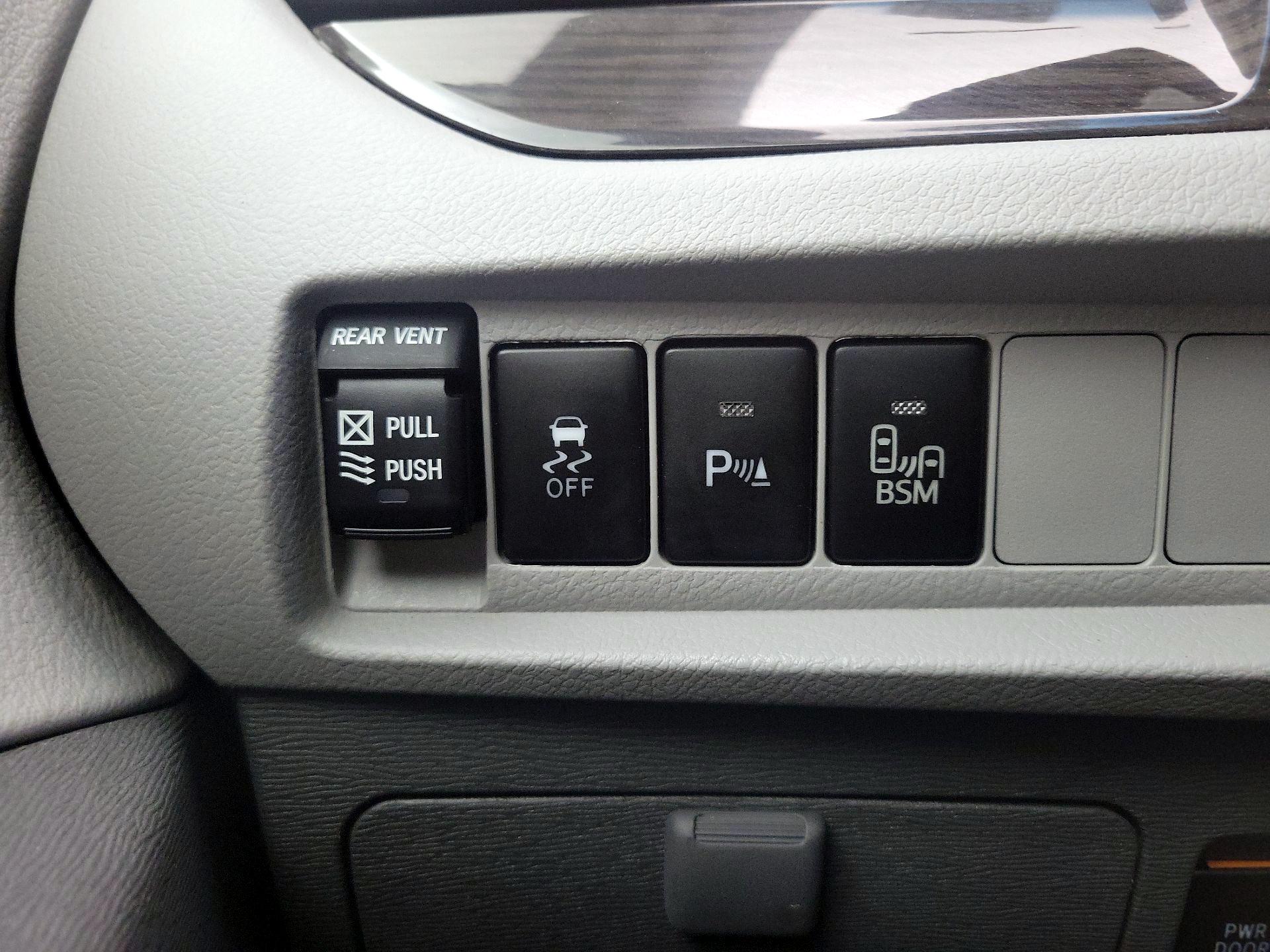 Thumbnail: 2016 Toyota Sienna - 13