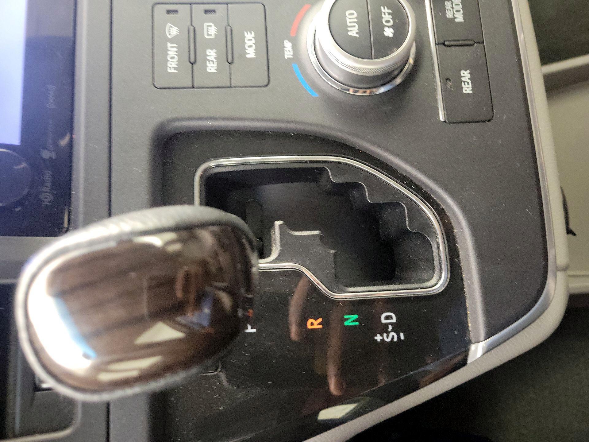 Thumbnail: 2016 Toyota Sienna - 18