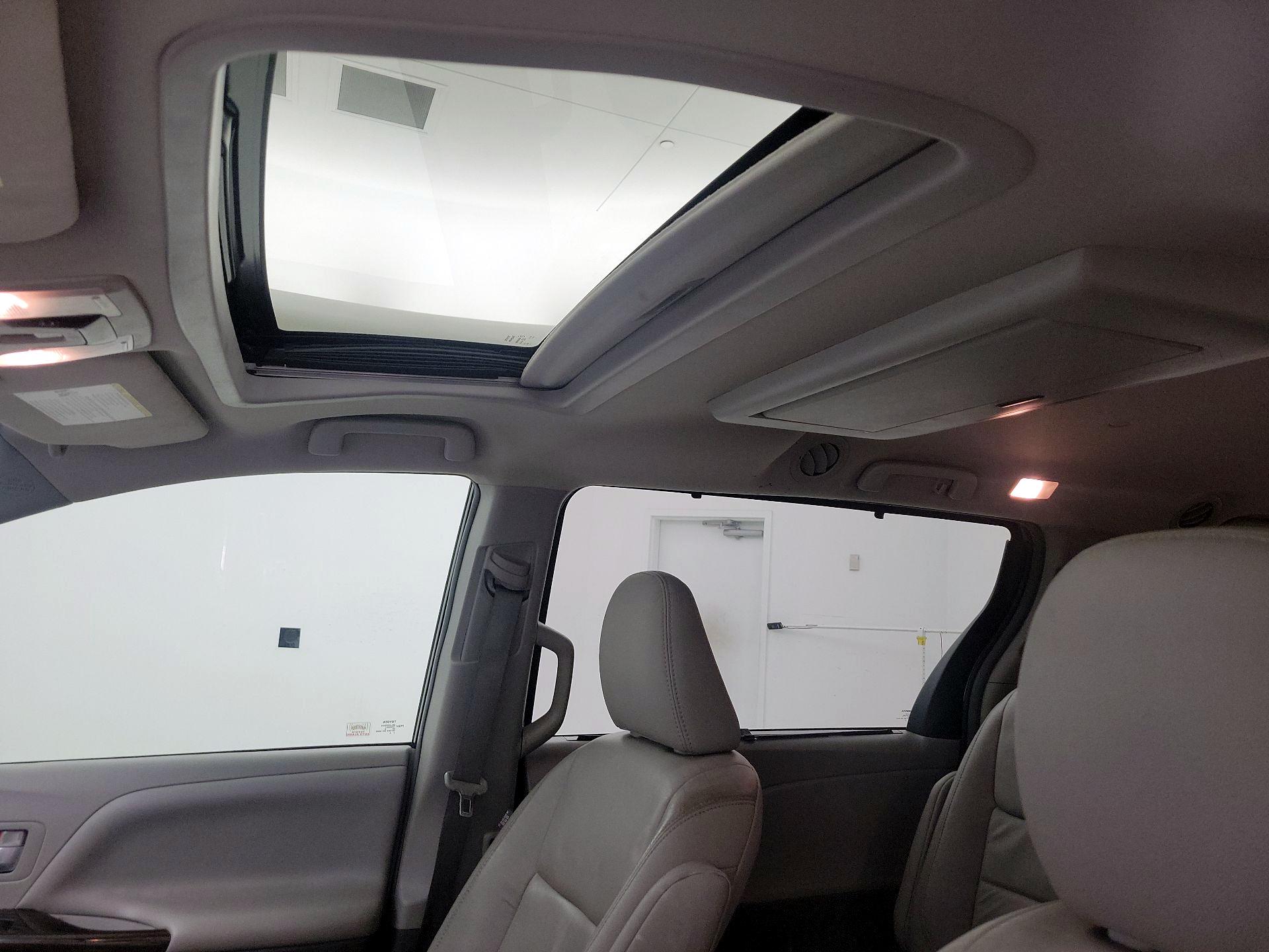 Thumbnail: 2016 Toyota Sienna - 20