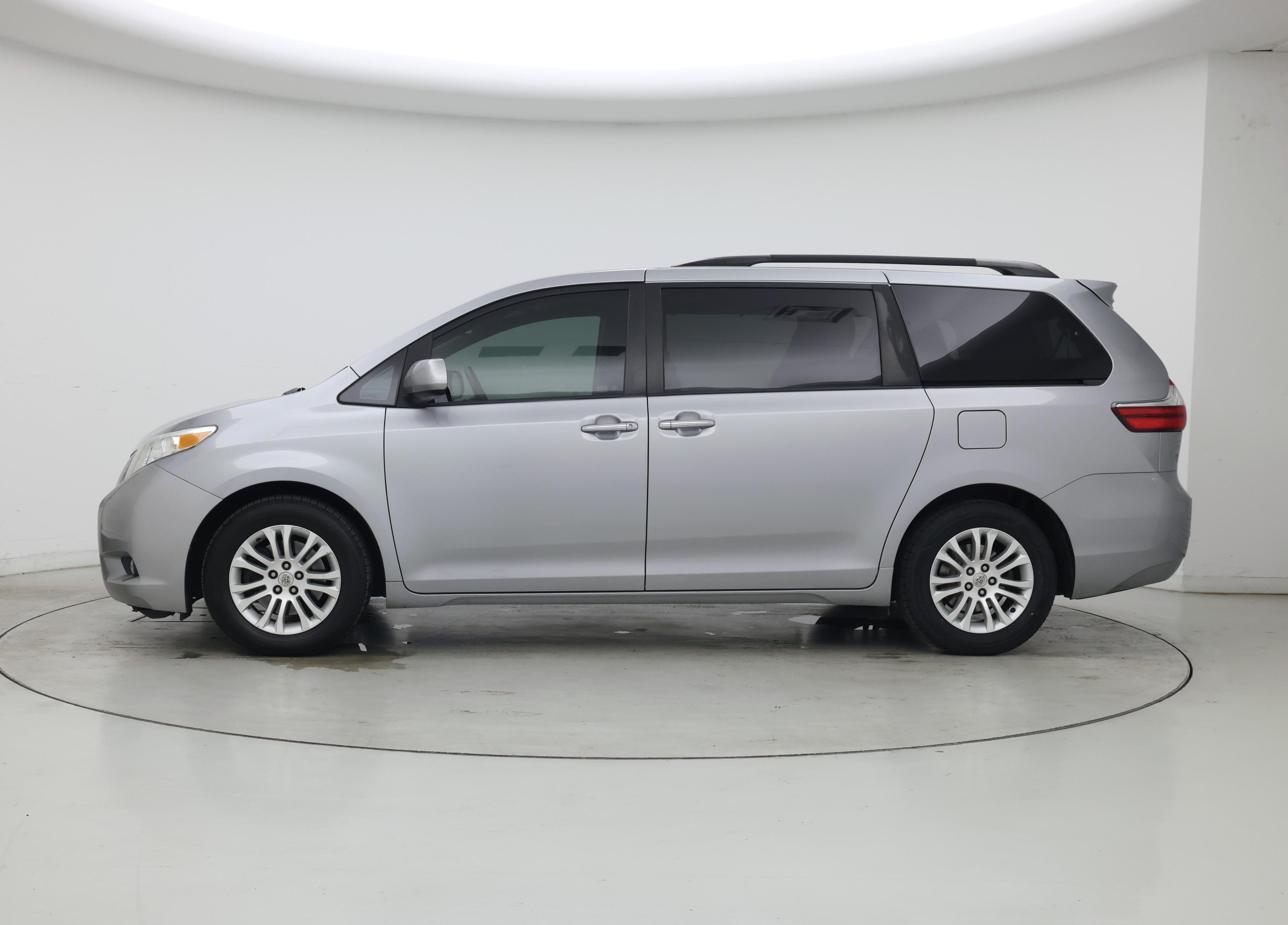 Thumbnail: 2016 Toyota Sienna - 3