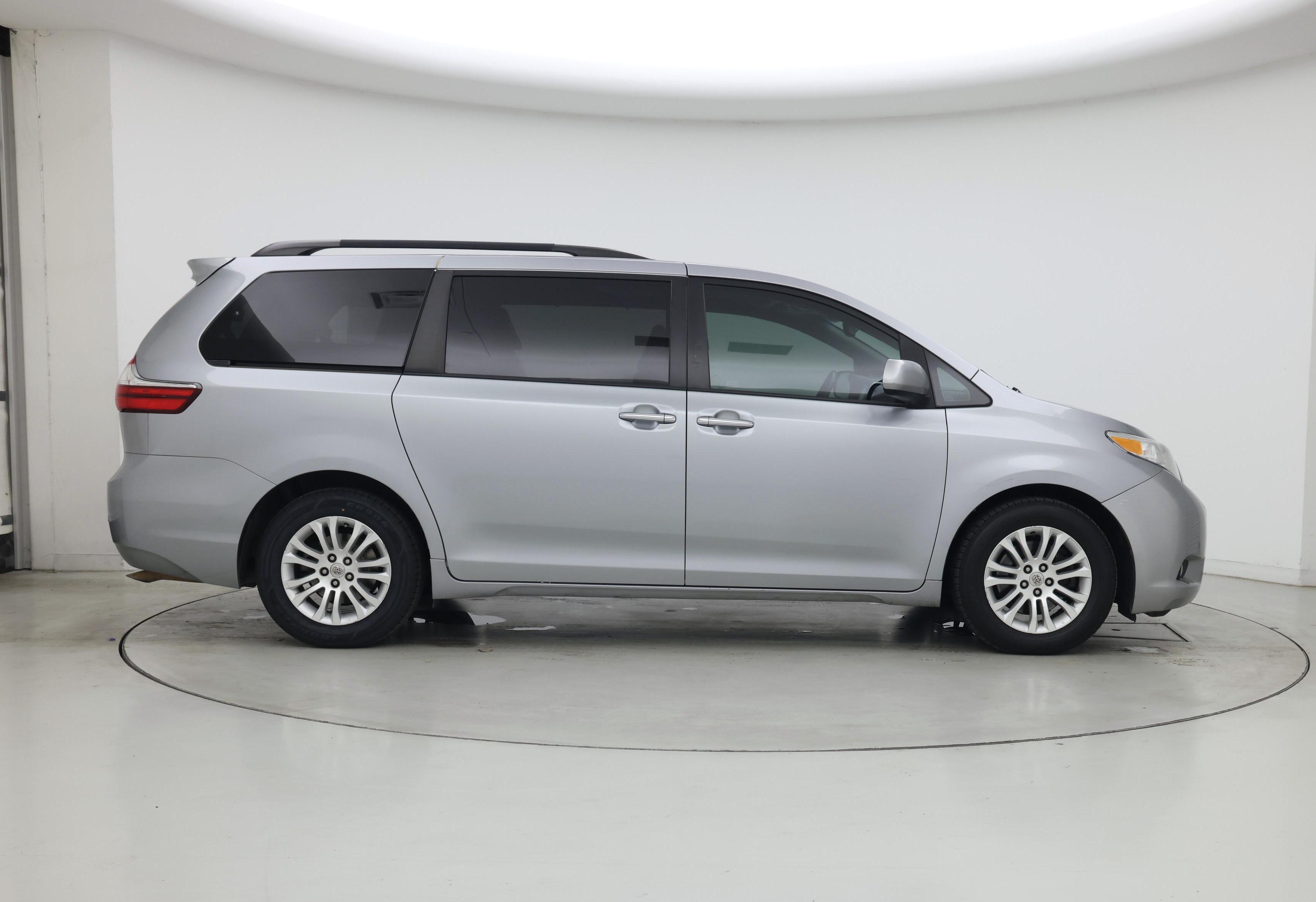 Thumbnail: 2016 Toyota Sienna - 7