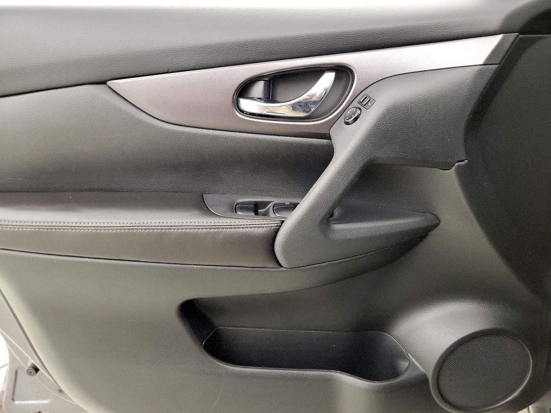 Thumbnail: 2016 Nissan Rogue - 12