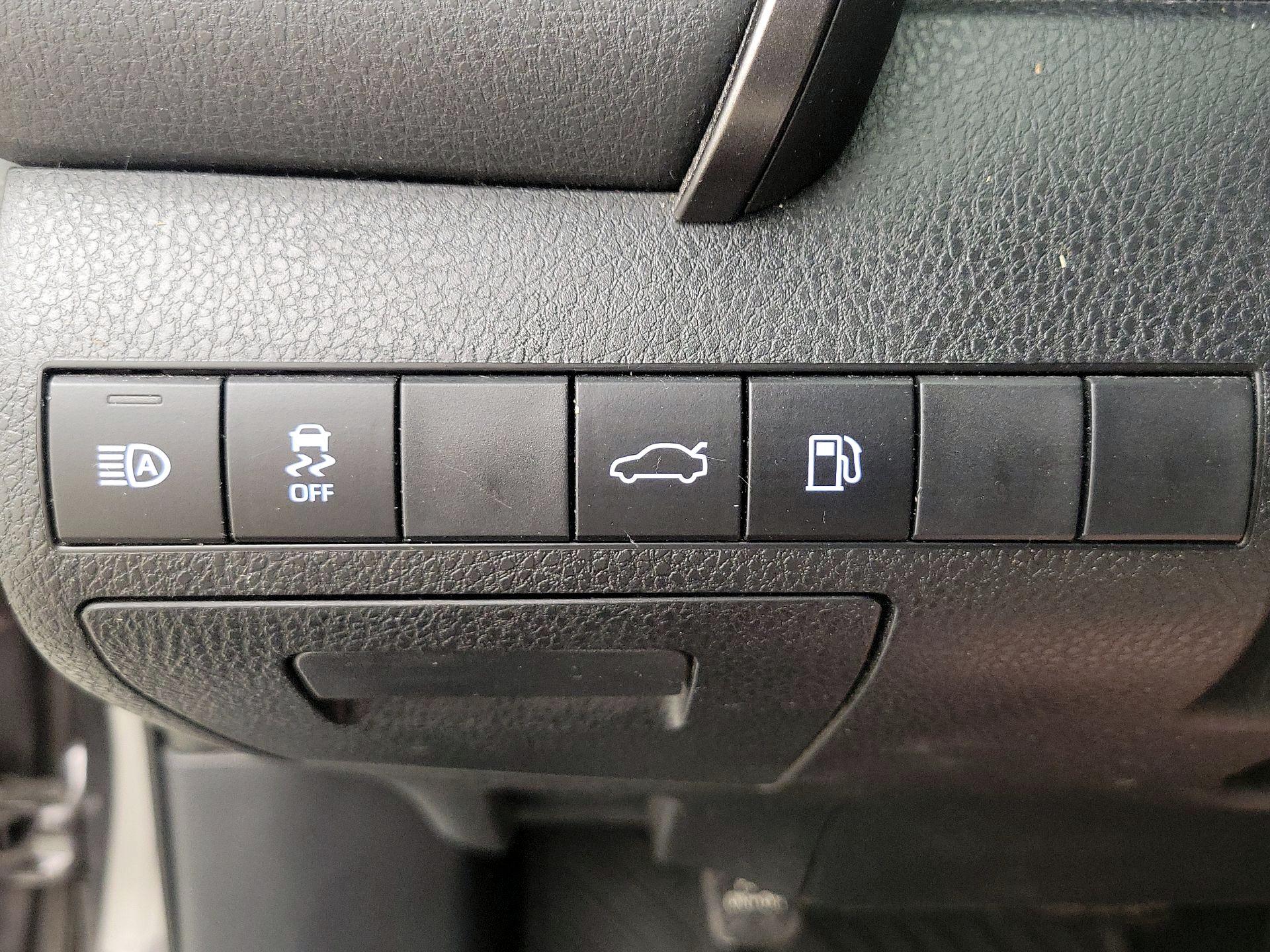 Thumbnail: 2018 Toyota Camry - 13