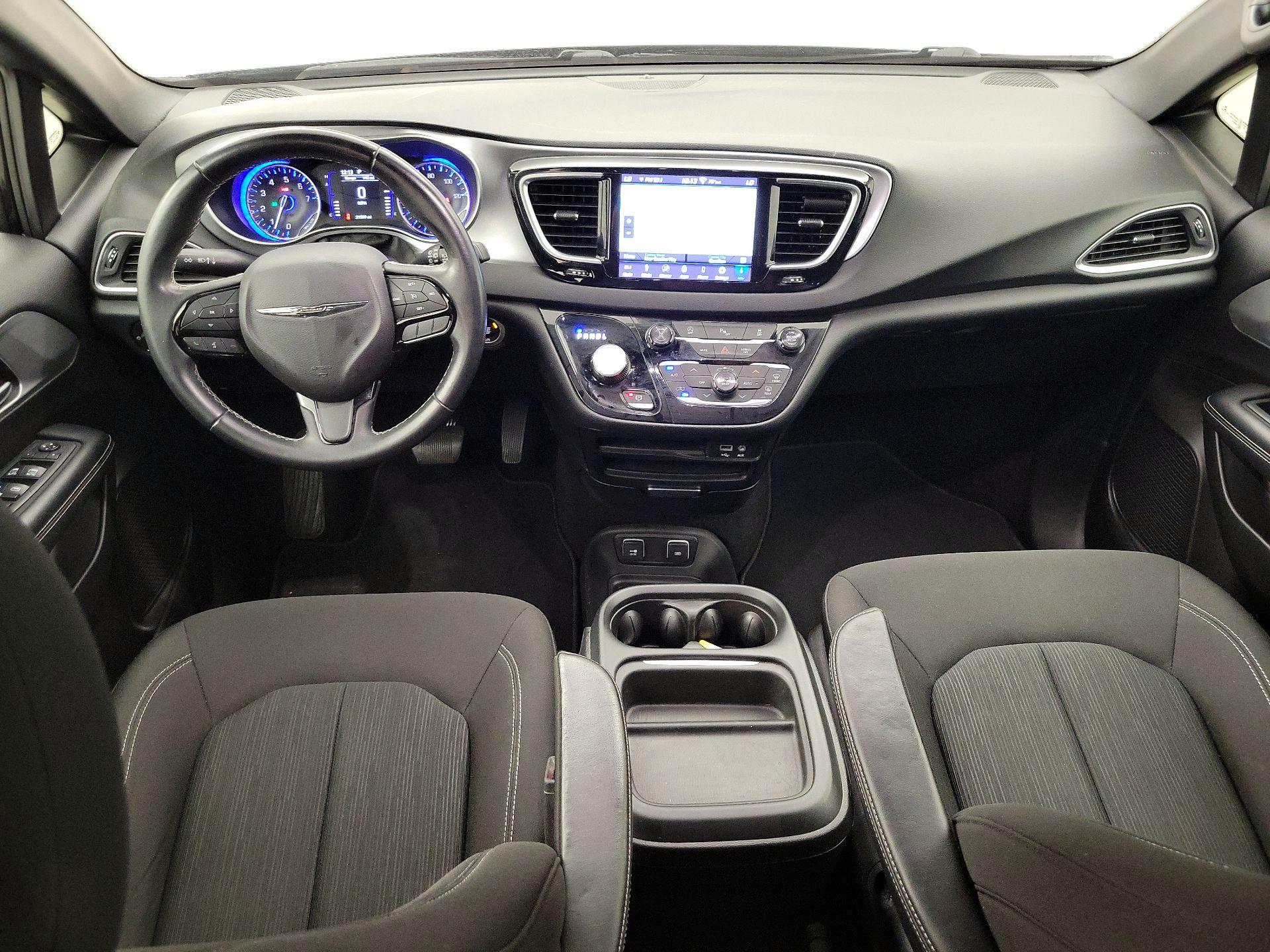 Thumbnail: 2018 Chrysler Pacifica - 9
