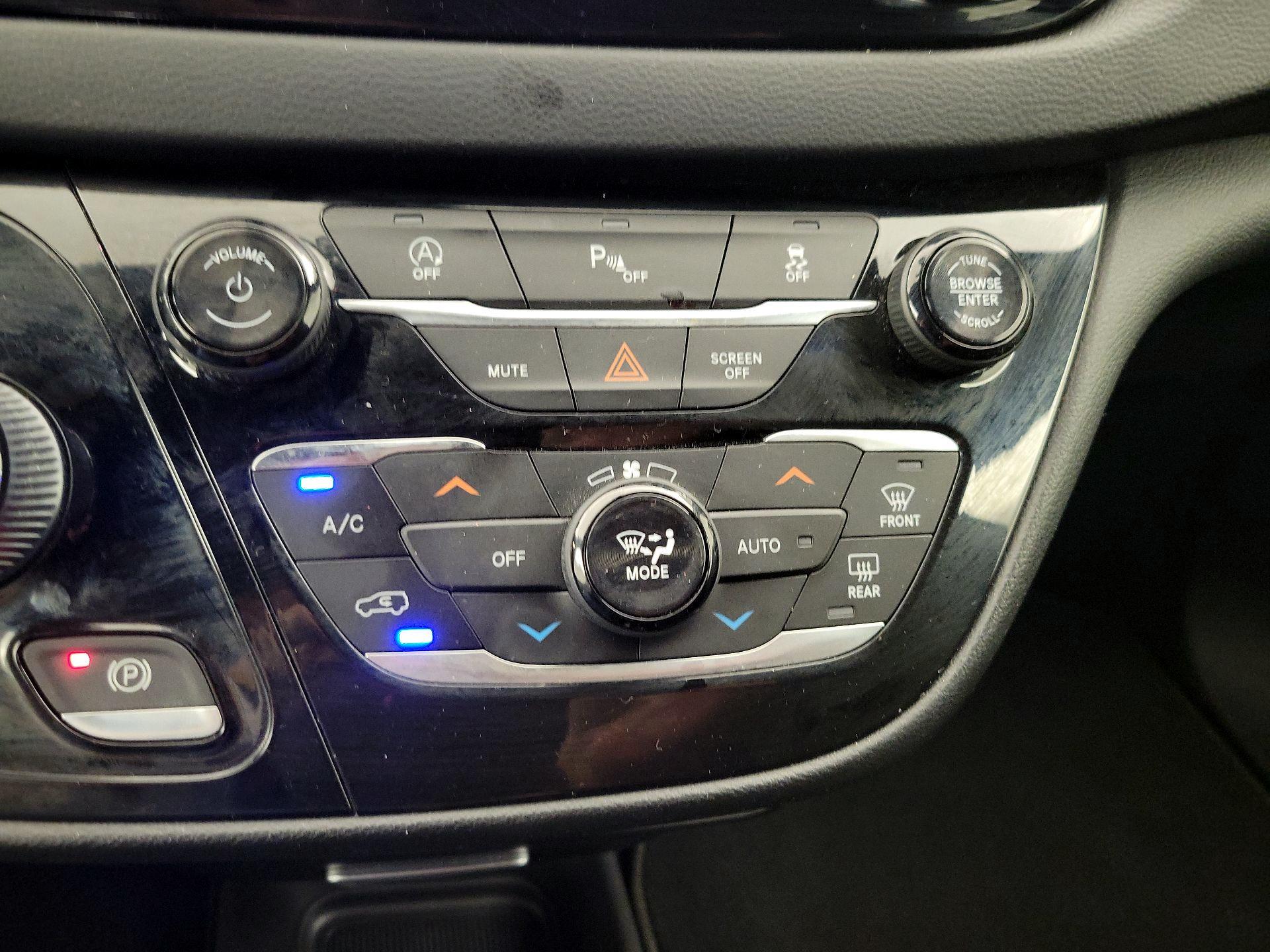 Thumbnail: 2018 Chrysler Pacifica - 17