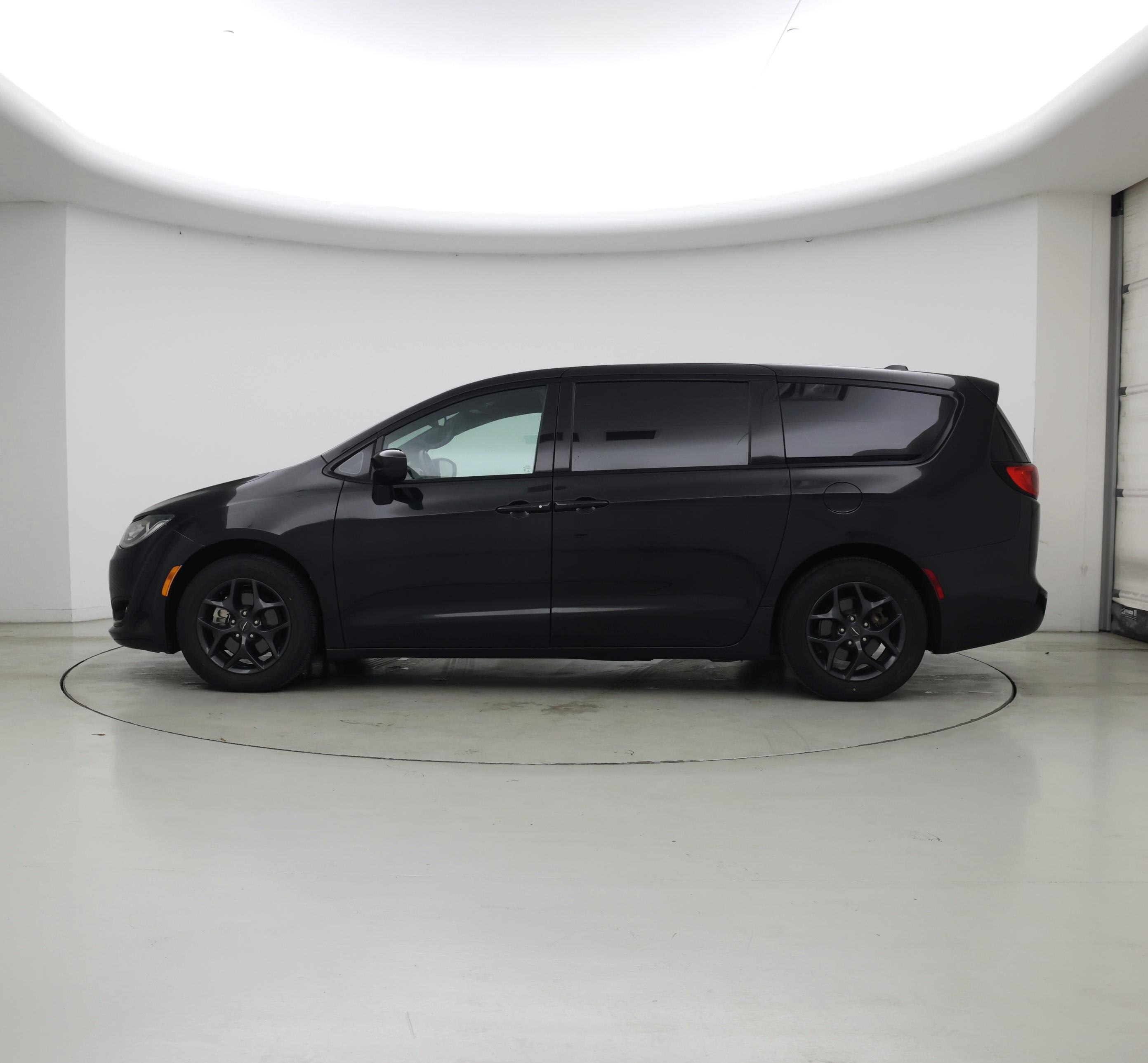 Thumbnail: 2018 Chrysler Pacifica - 3