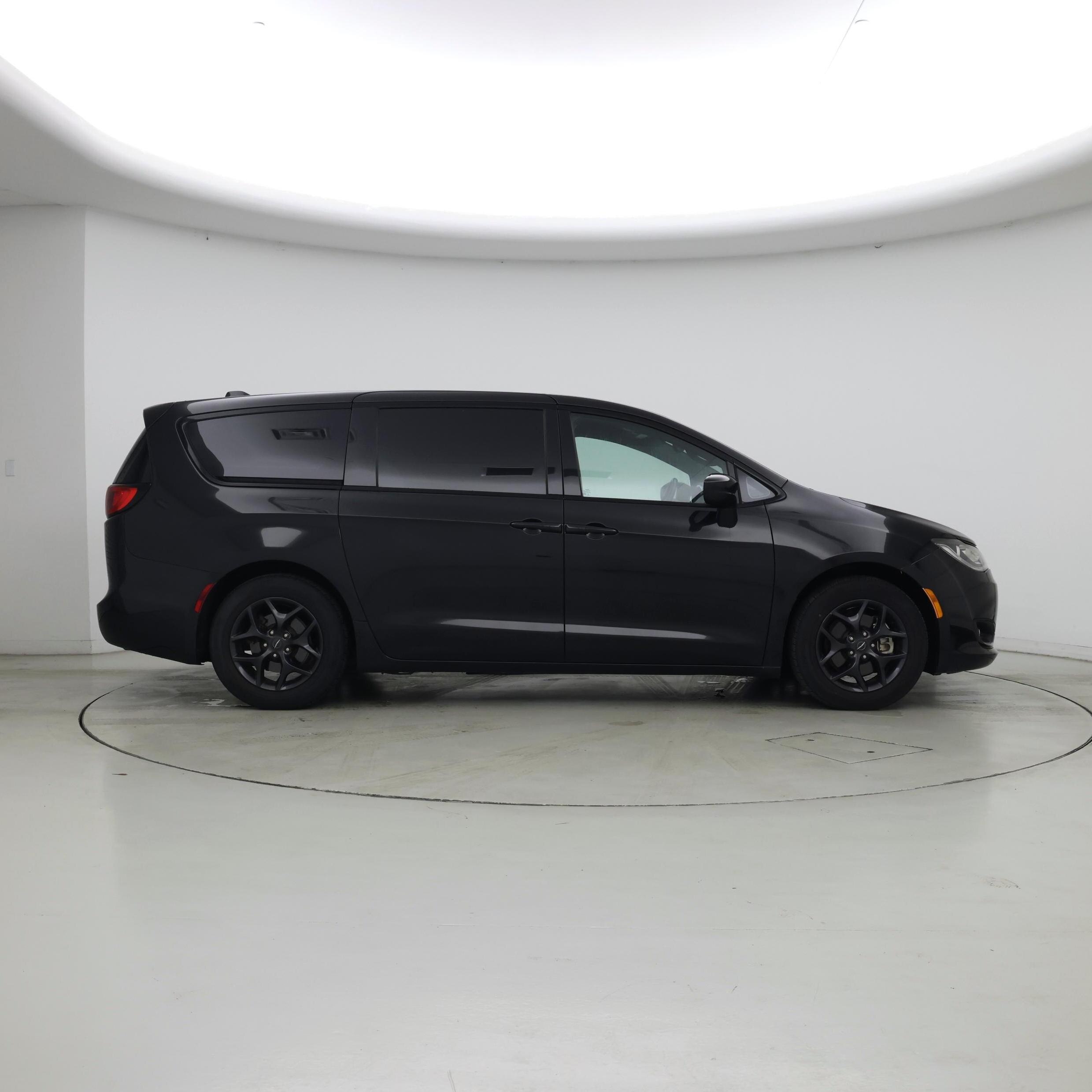 Thumbnail: 2018 Chrysler Pacifica - 7