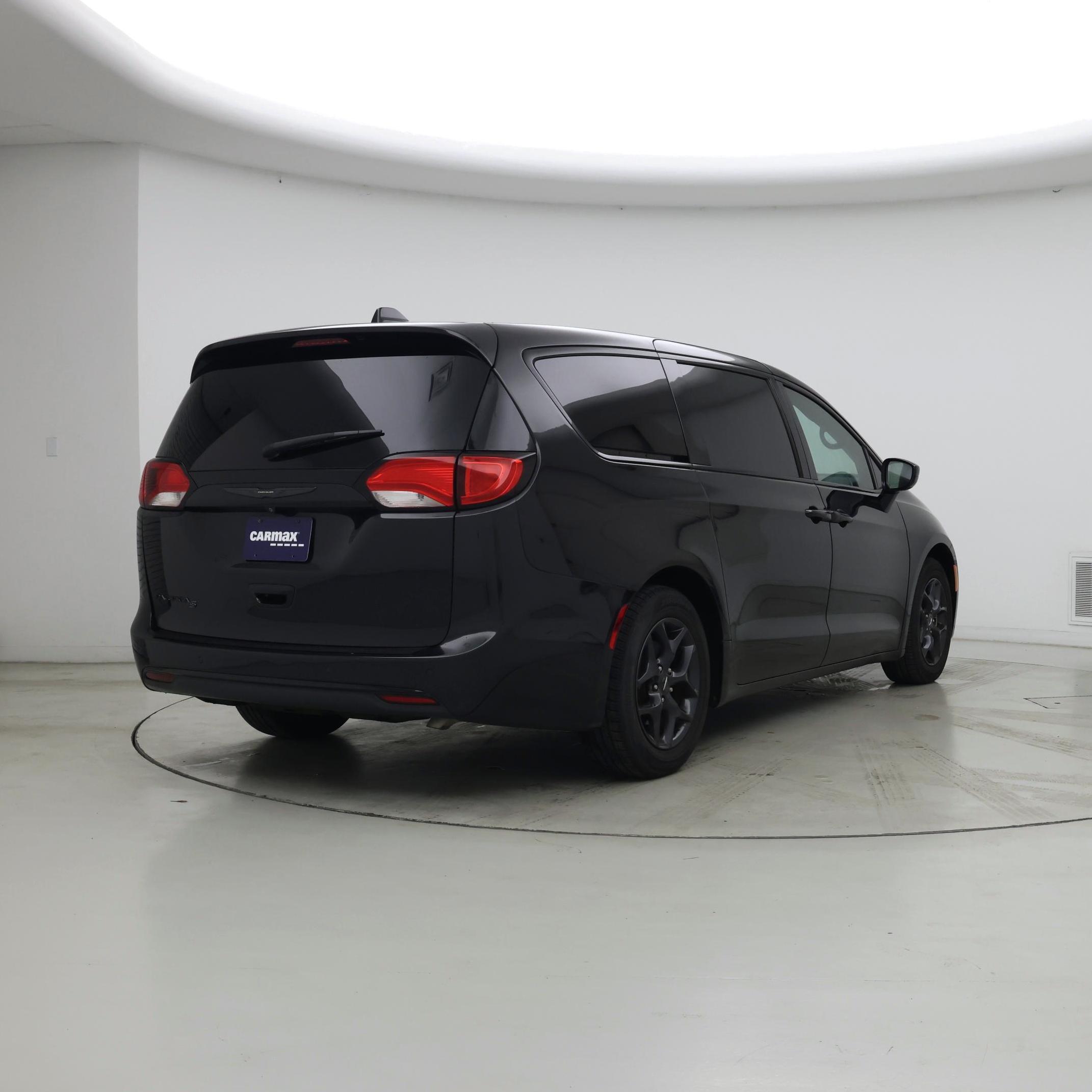Thumbnail: 2018 Chrysler Pacifica - 8