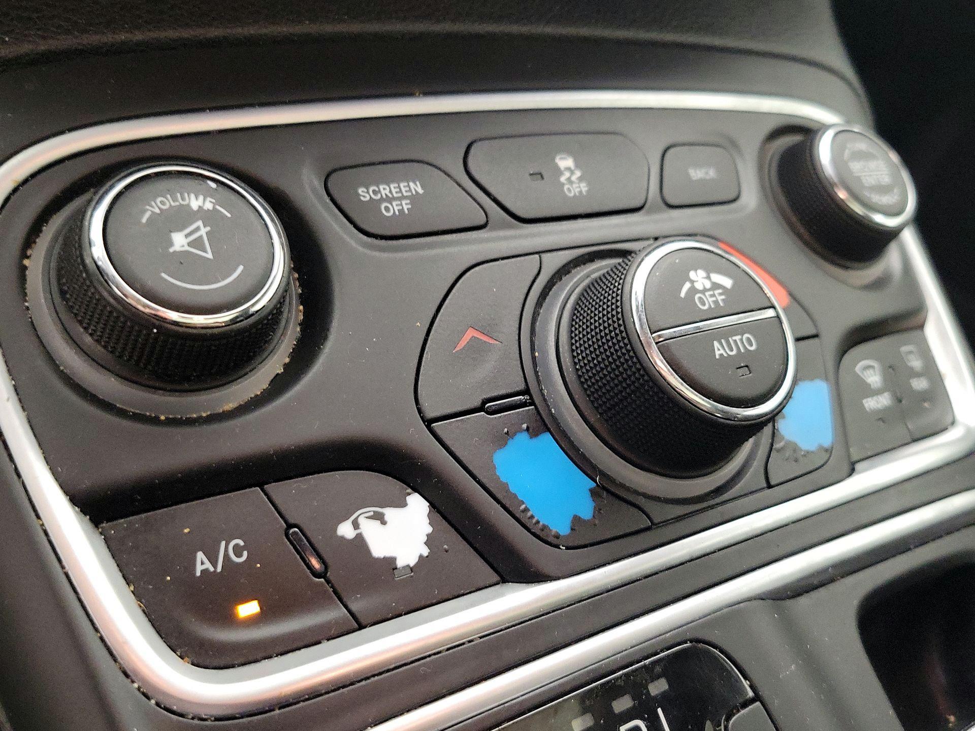 Thumbnail: 2016 Chrysler 200 - 16