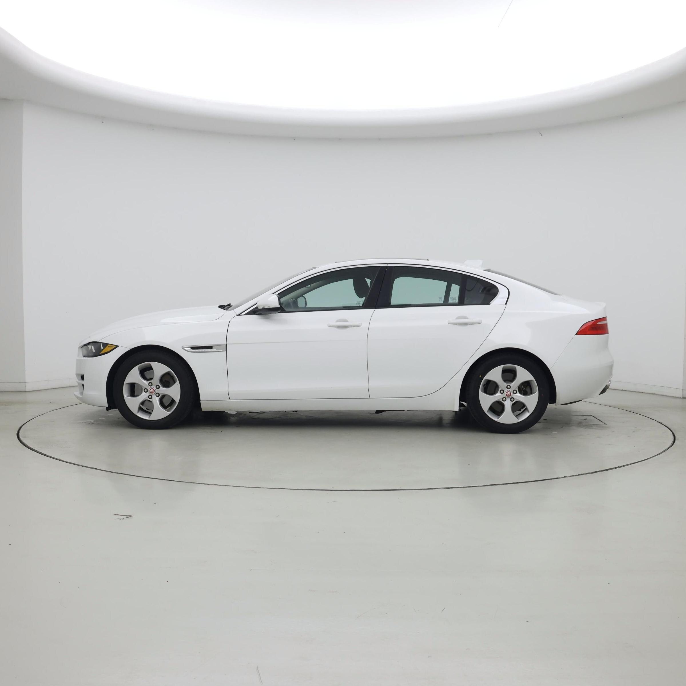 Thumbnail: 2017 Jaguar XE - 3