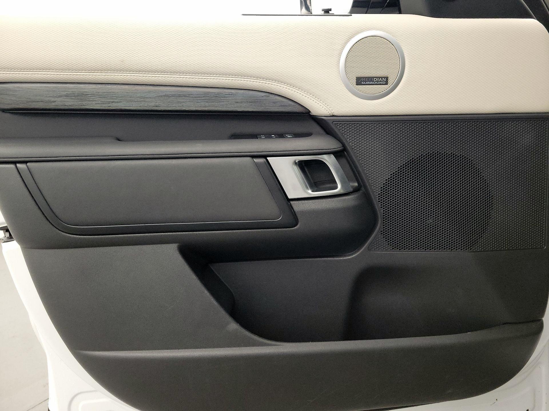 Thumbnail: 2022 Land Rover Discovery - 12