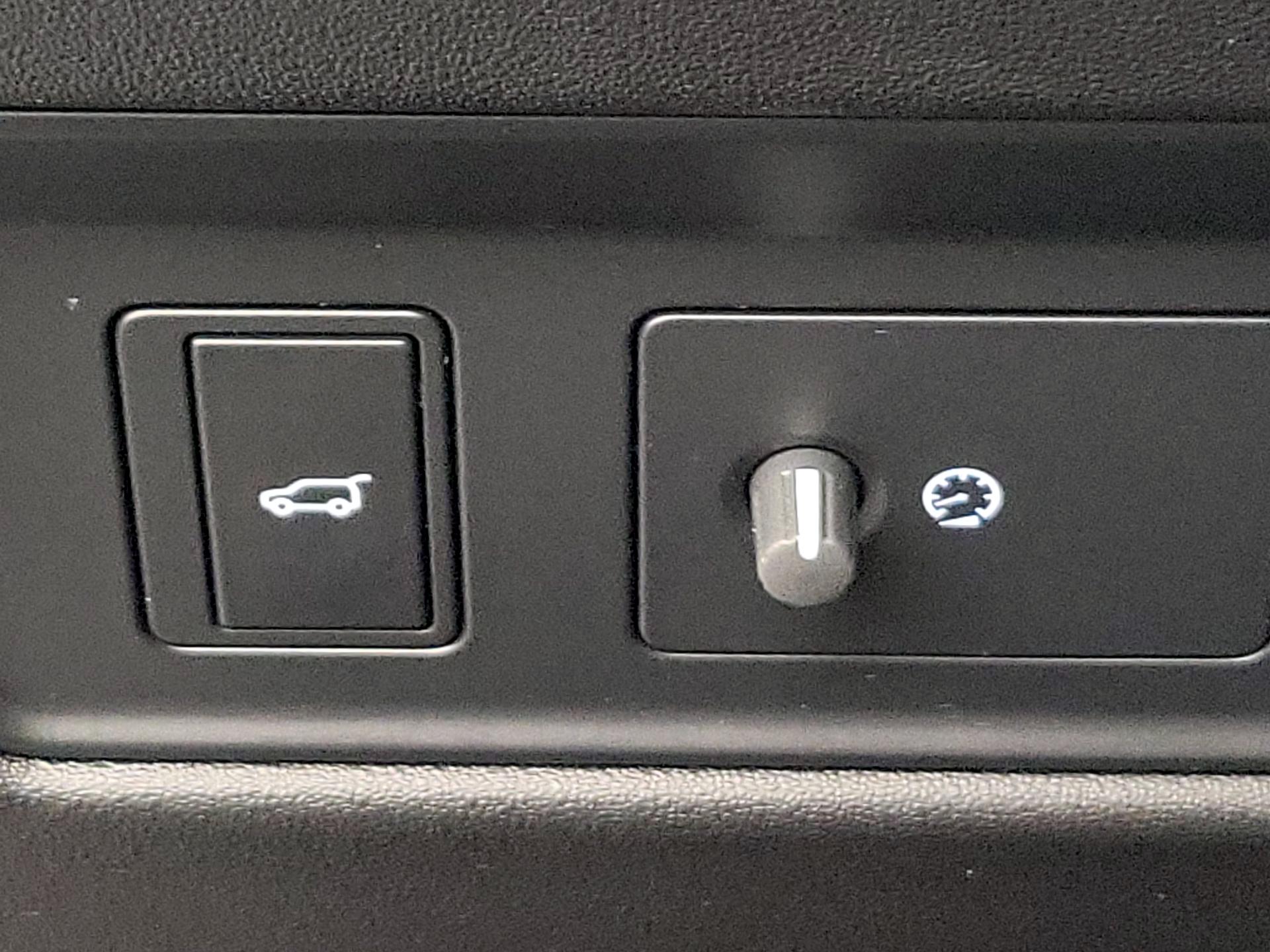 Thumbnail: 2022 Land Rover Discovery - 13