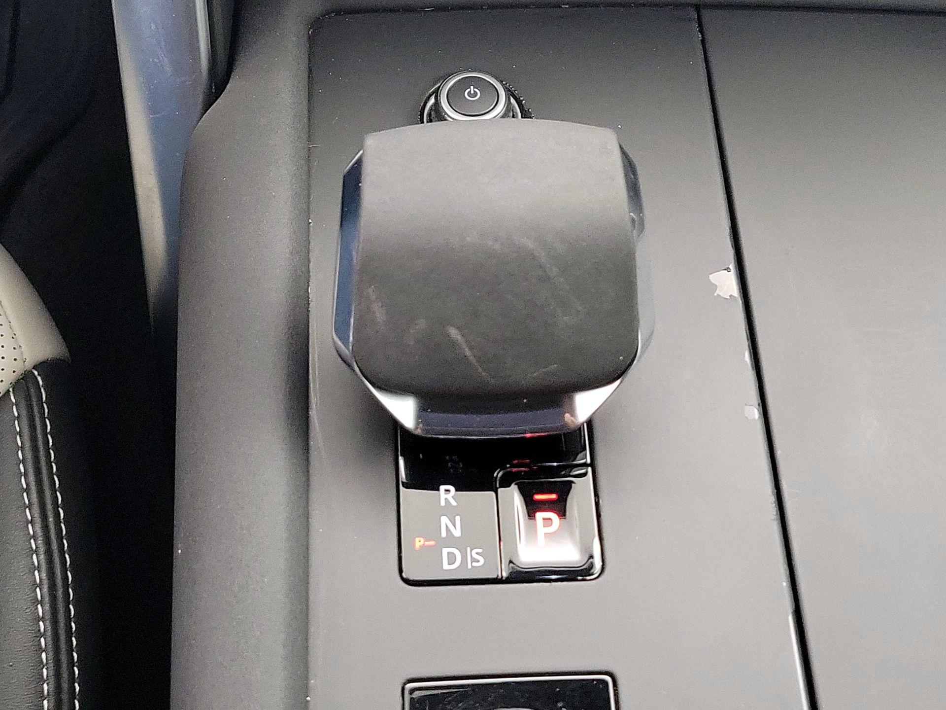 Thumbnail: 2022 Land Rover Discovery - 18