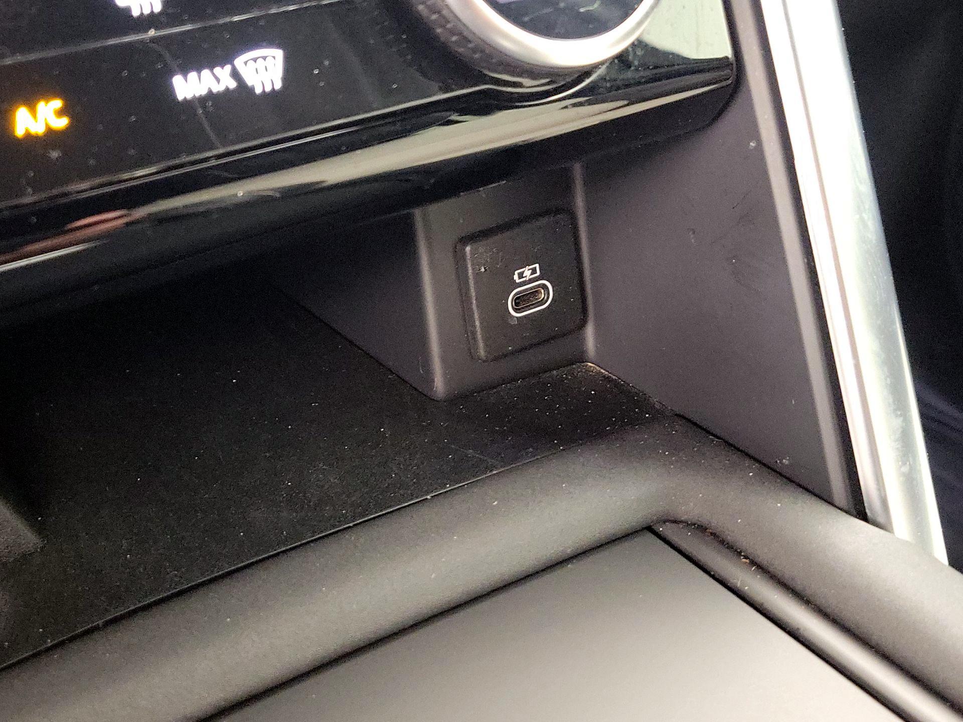 Thumbnail: 2022 Land Rover Discovery - 19