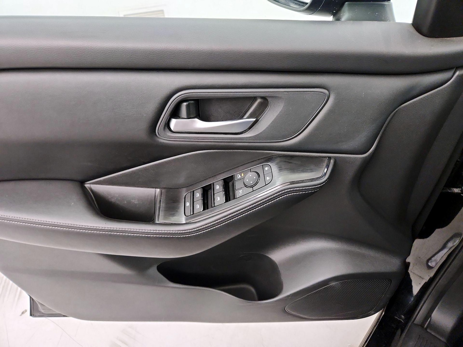 2025 Nissan Rogue SV - Photo 13