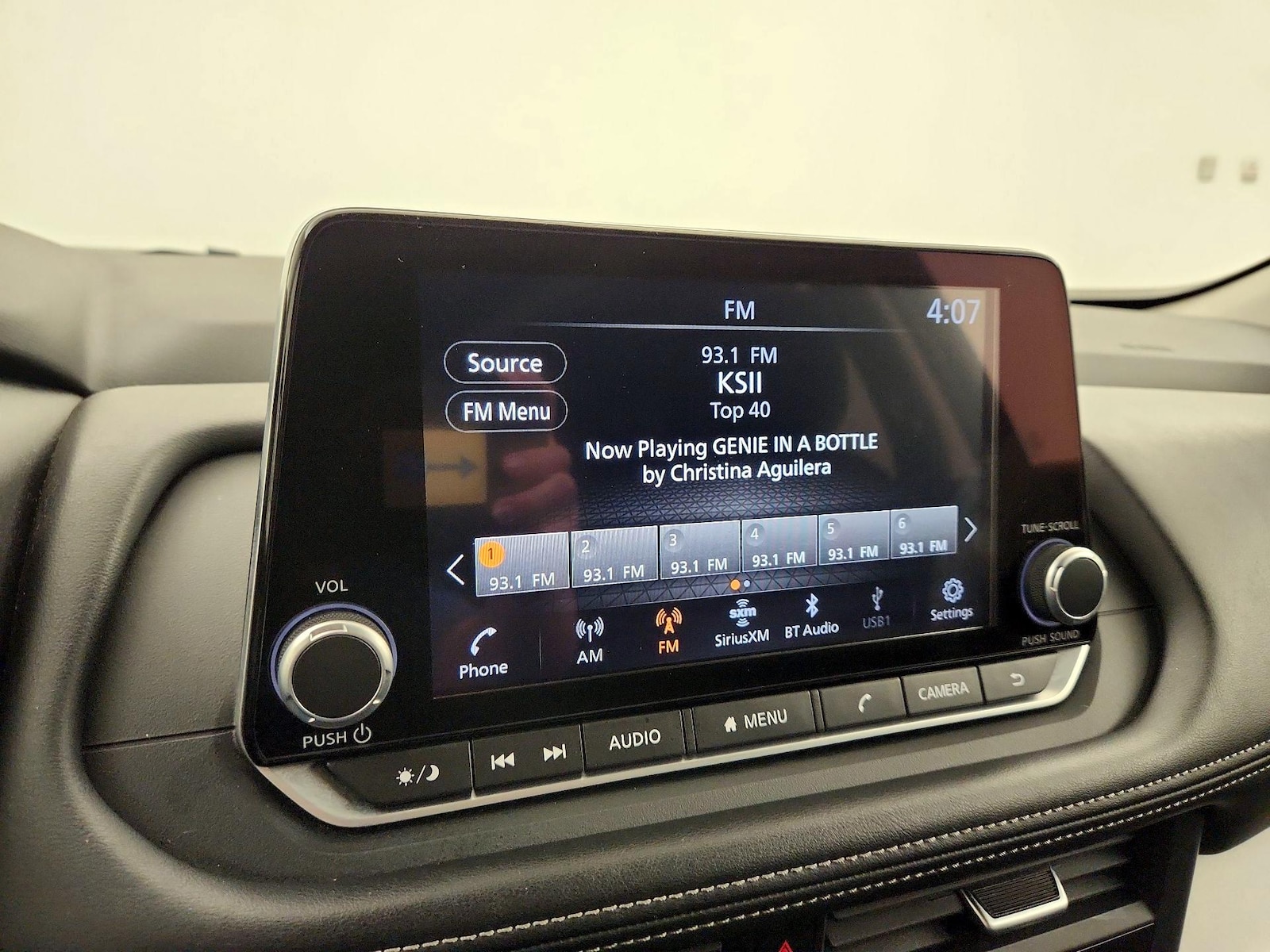 2025 Nissan Rogue SV - Photo 16