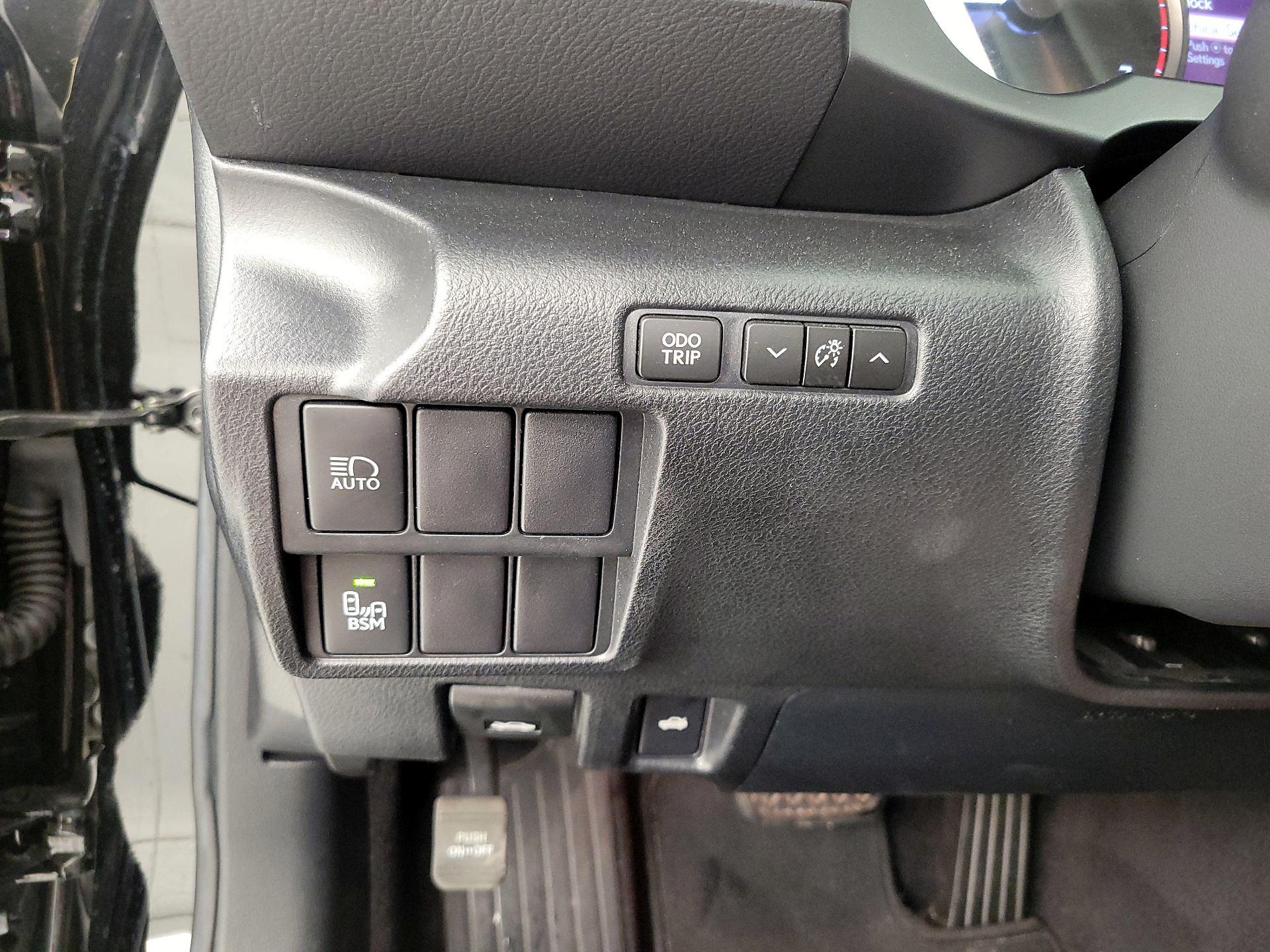 Thumbnail: 2018 Lexus IS - 13