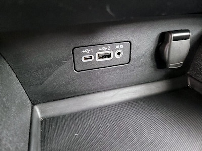 USB/AUX Ports