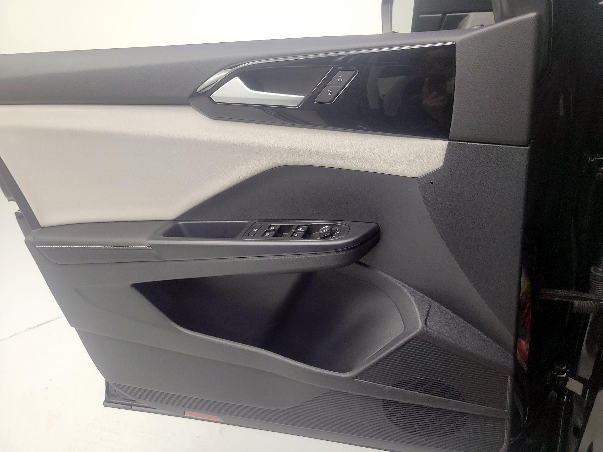 Thumbnail: 2025 Volkswagen Taos - 10