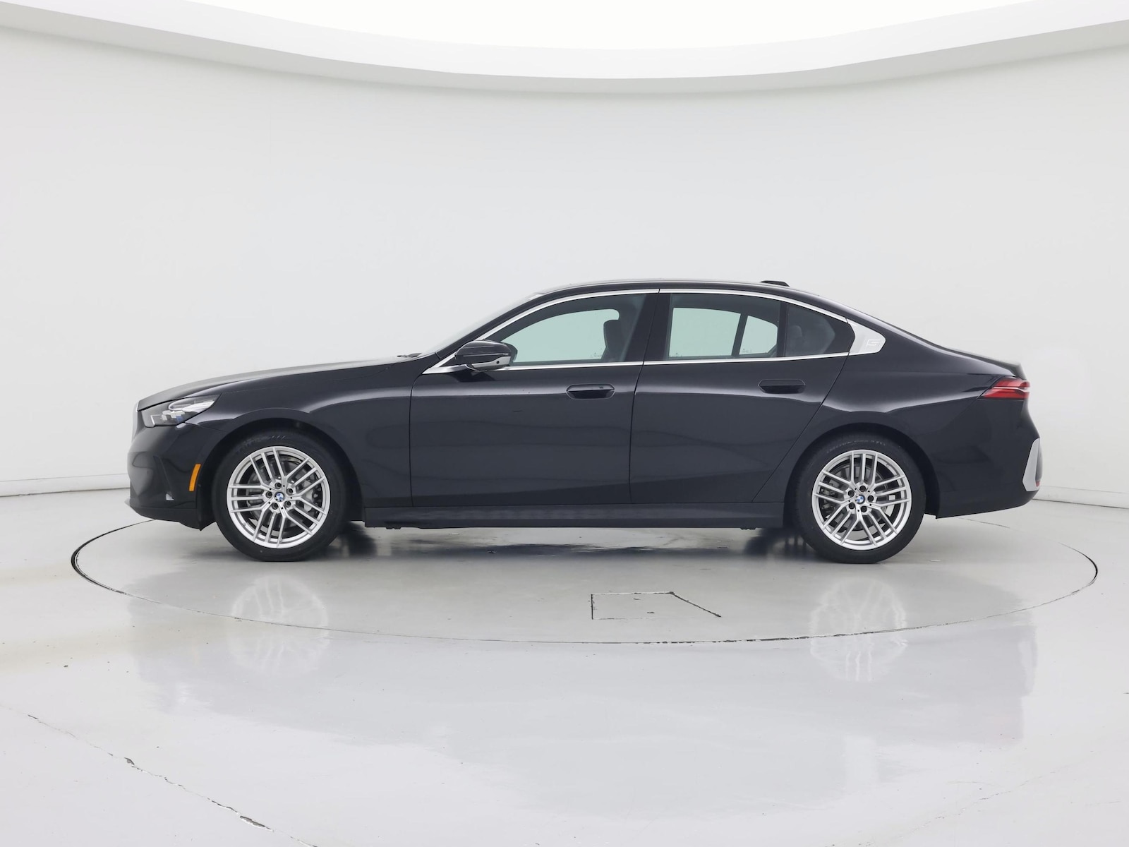2025 BMW 5 Series 530i - Photo 4
