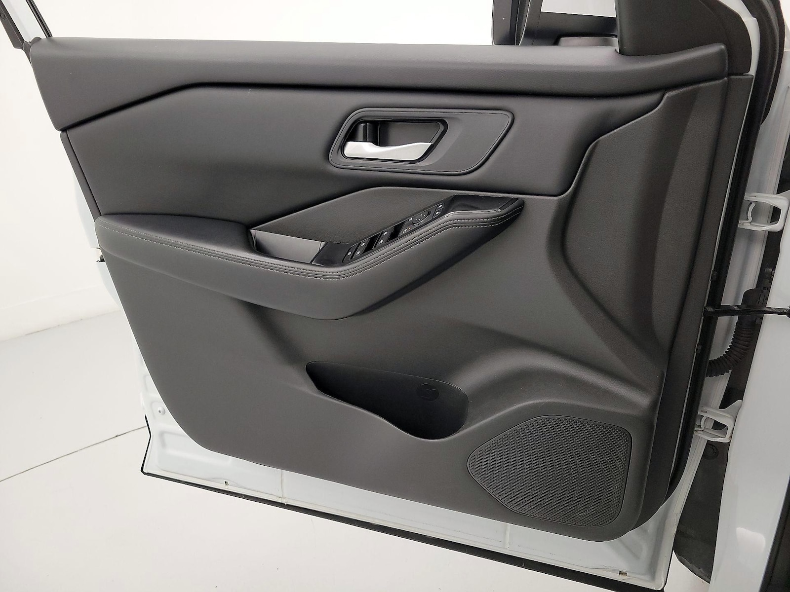 2025 Nissan Rogue SV - Photo 13