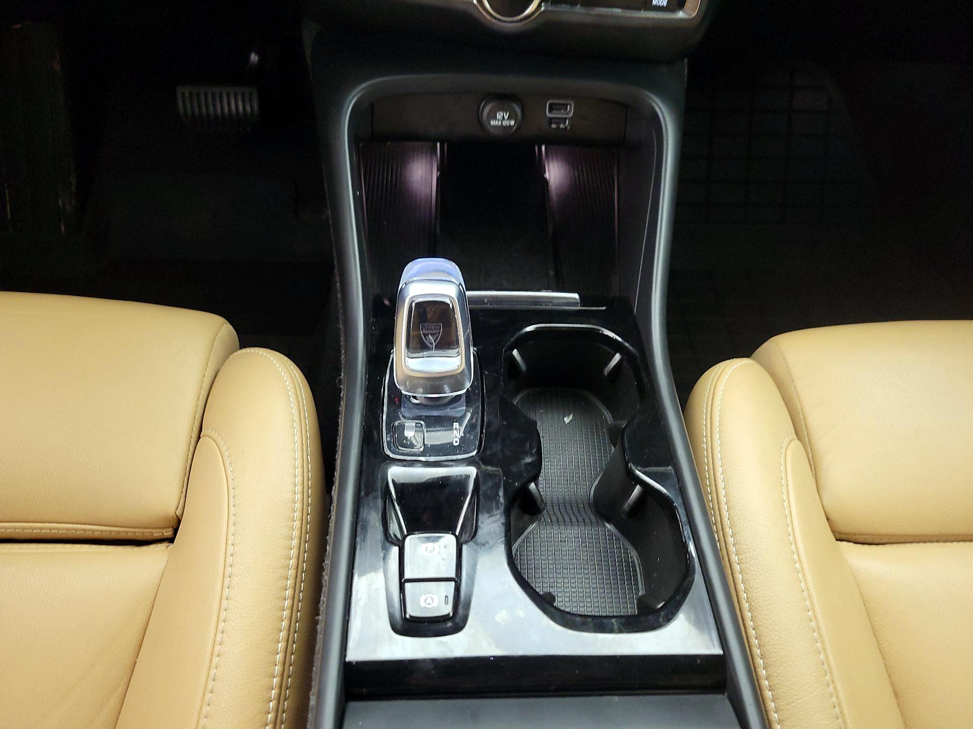 Thumbnail: 2020 Volvo XC40 - 18