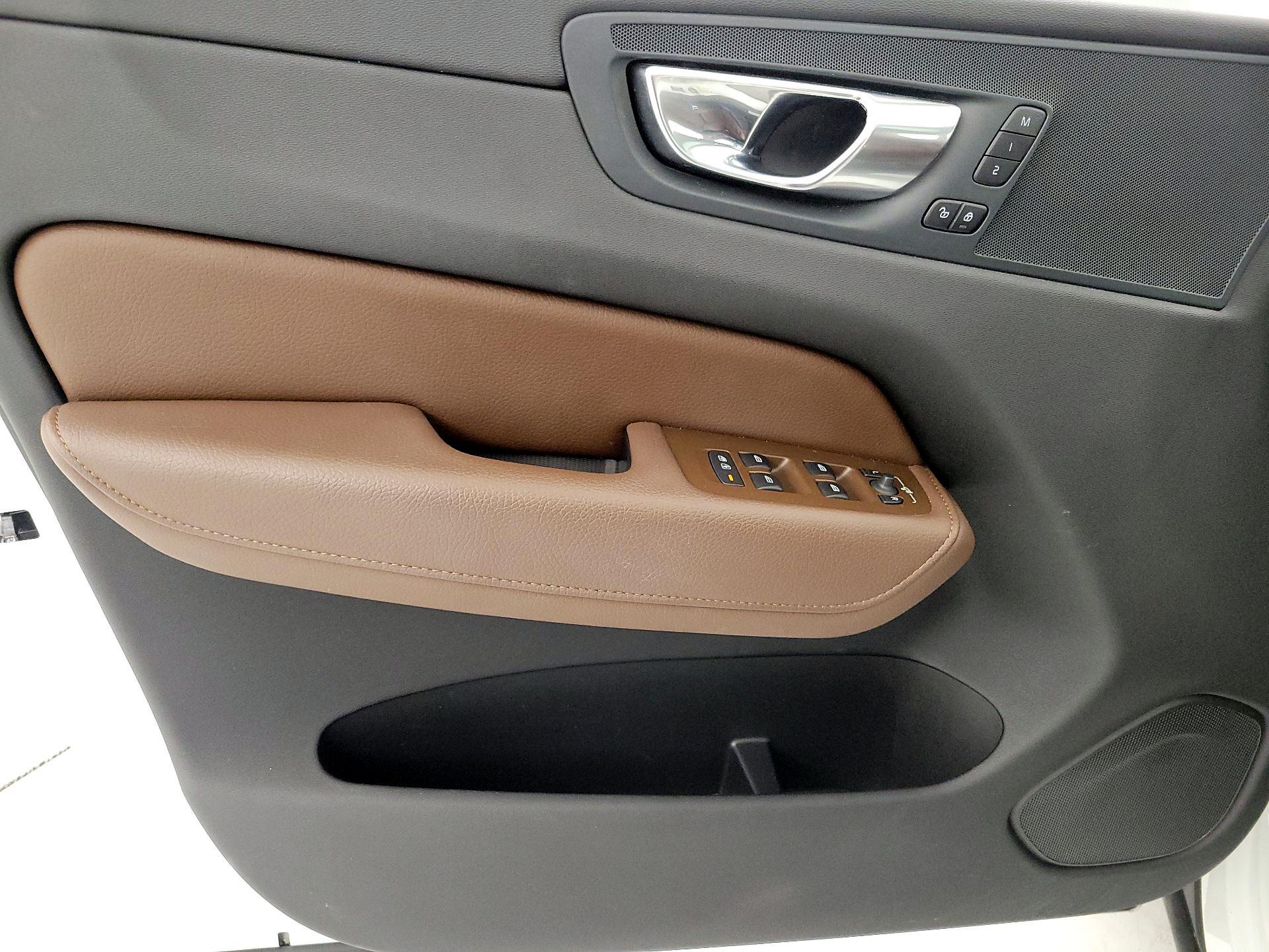Thumbnail: 2021 Volvo XC60 - 12