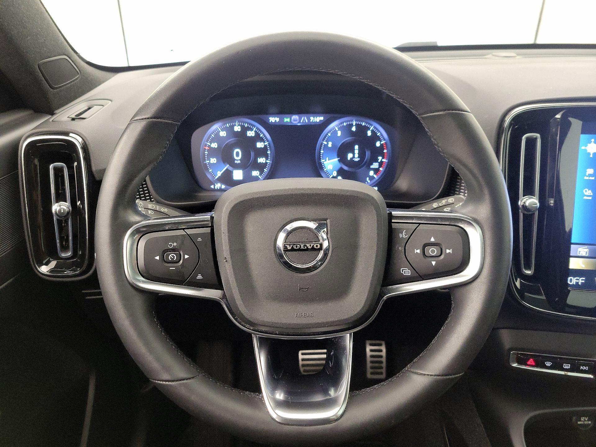 Thumbnail: 2022 Volvo XC40 - 10