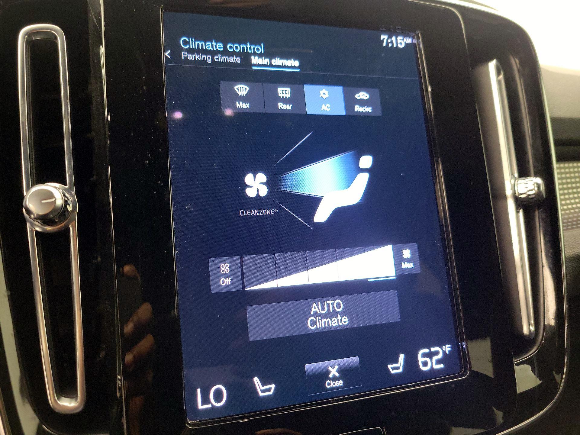 Thumbnail: 2022 Volvo XC40 - 17