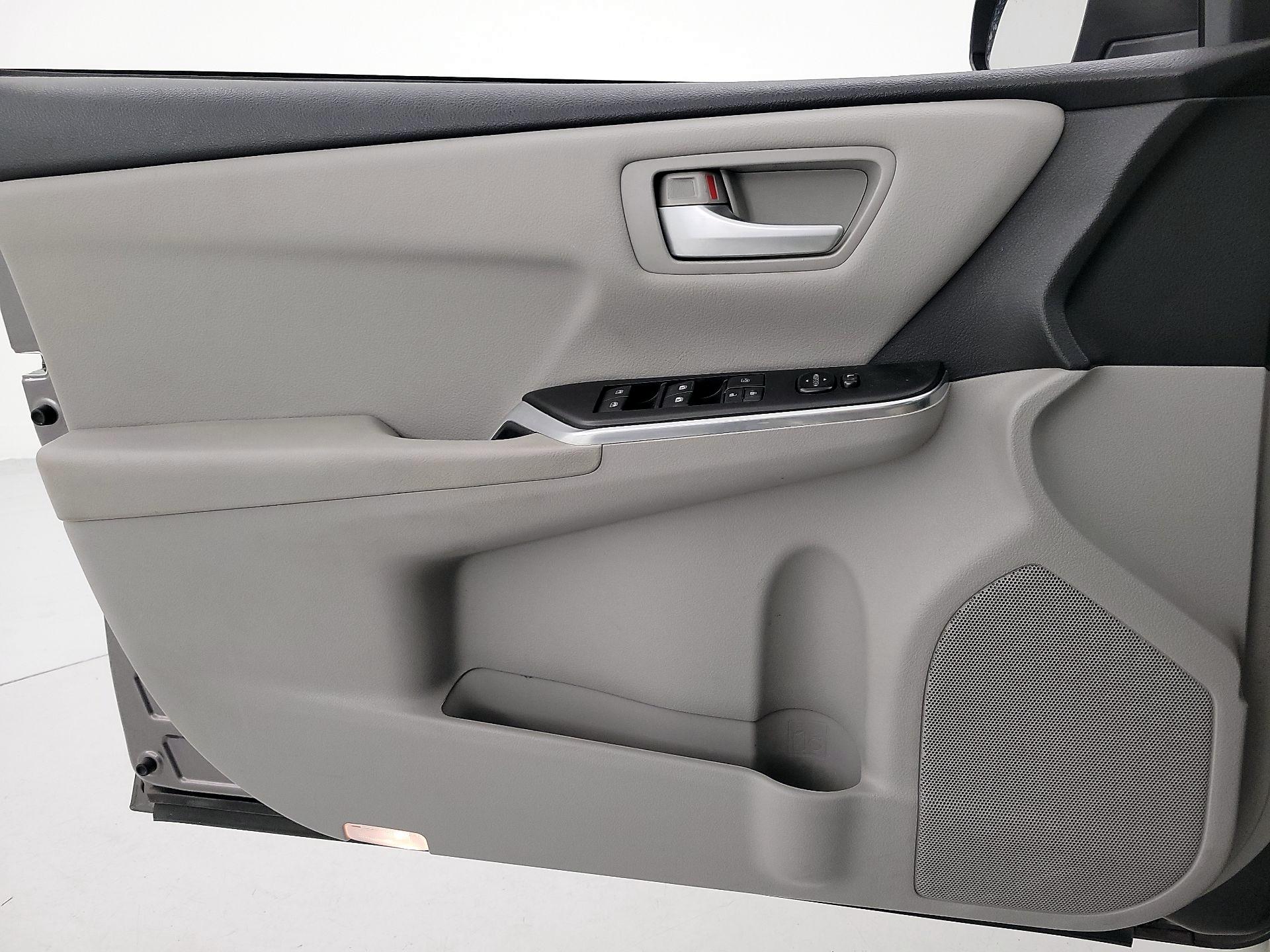 Thumbnail: 2017 Toyota Camry - 12