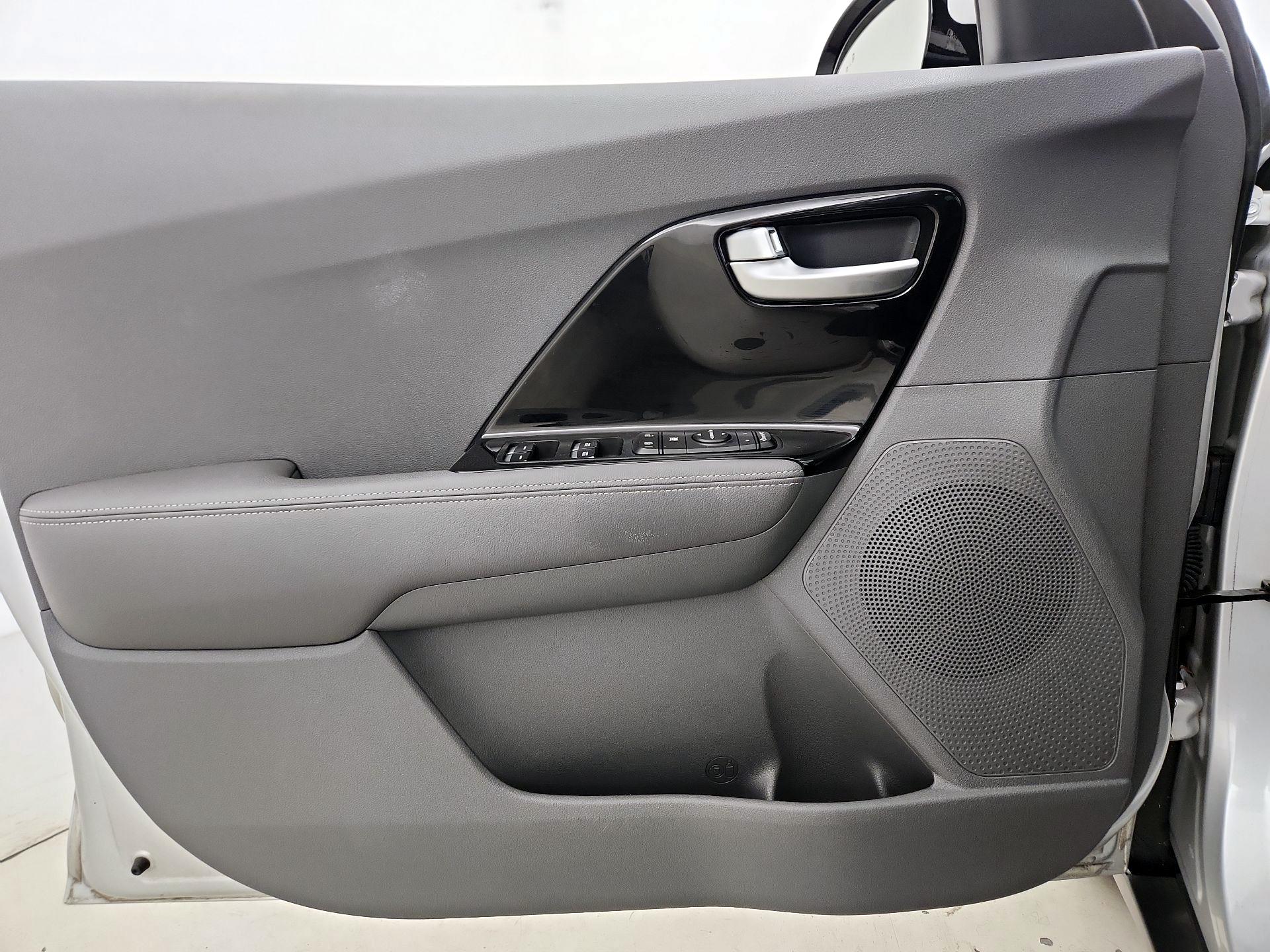 Thumbnail: 2017 Kia Niro - 12